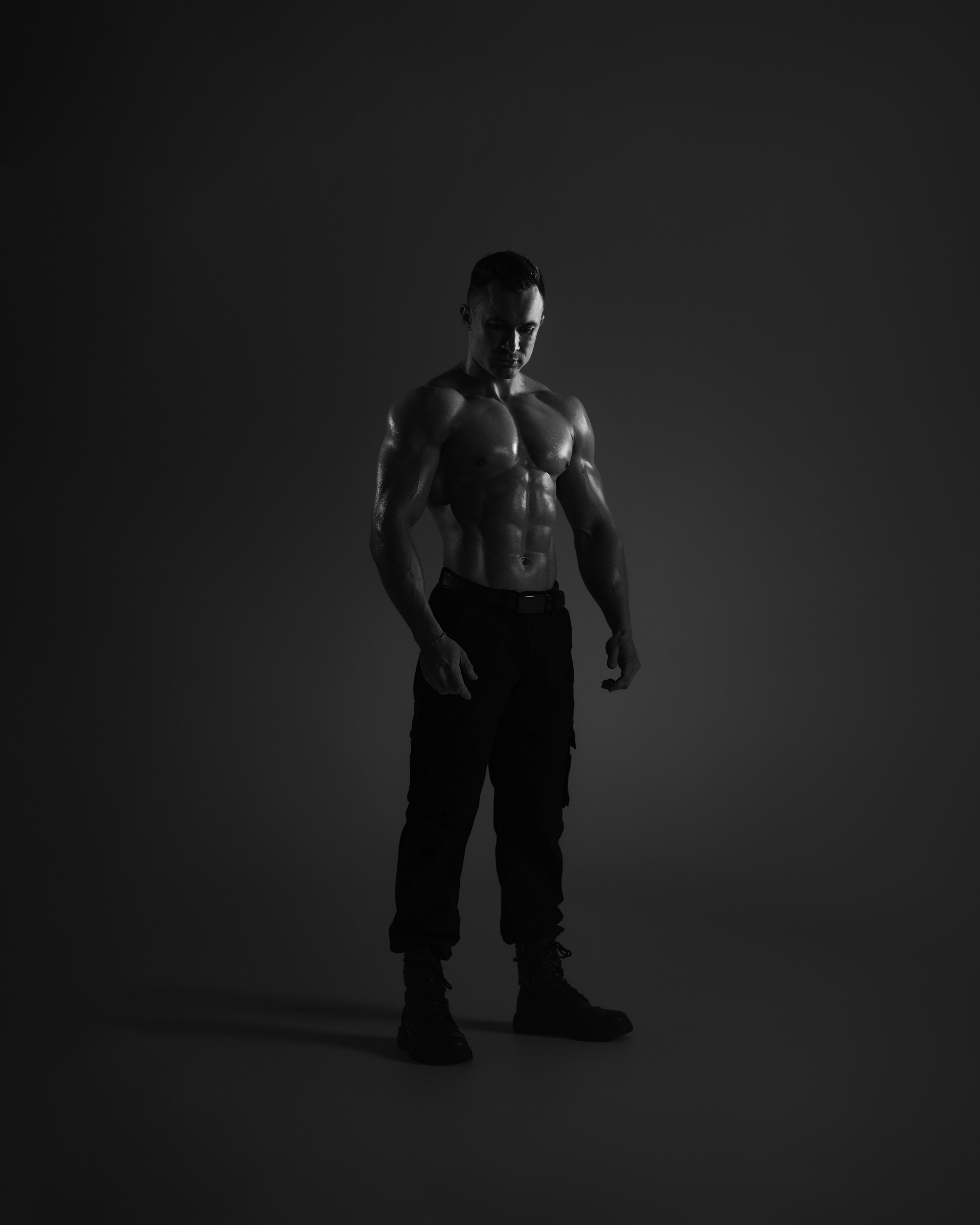 Мужчина спортивного телосложения, черно-белая фотосессия для парней