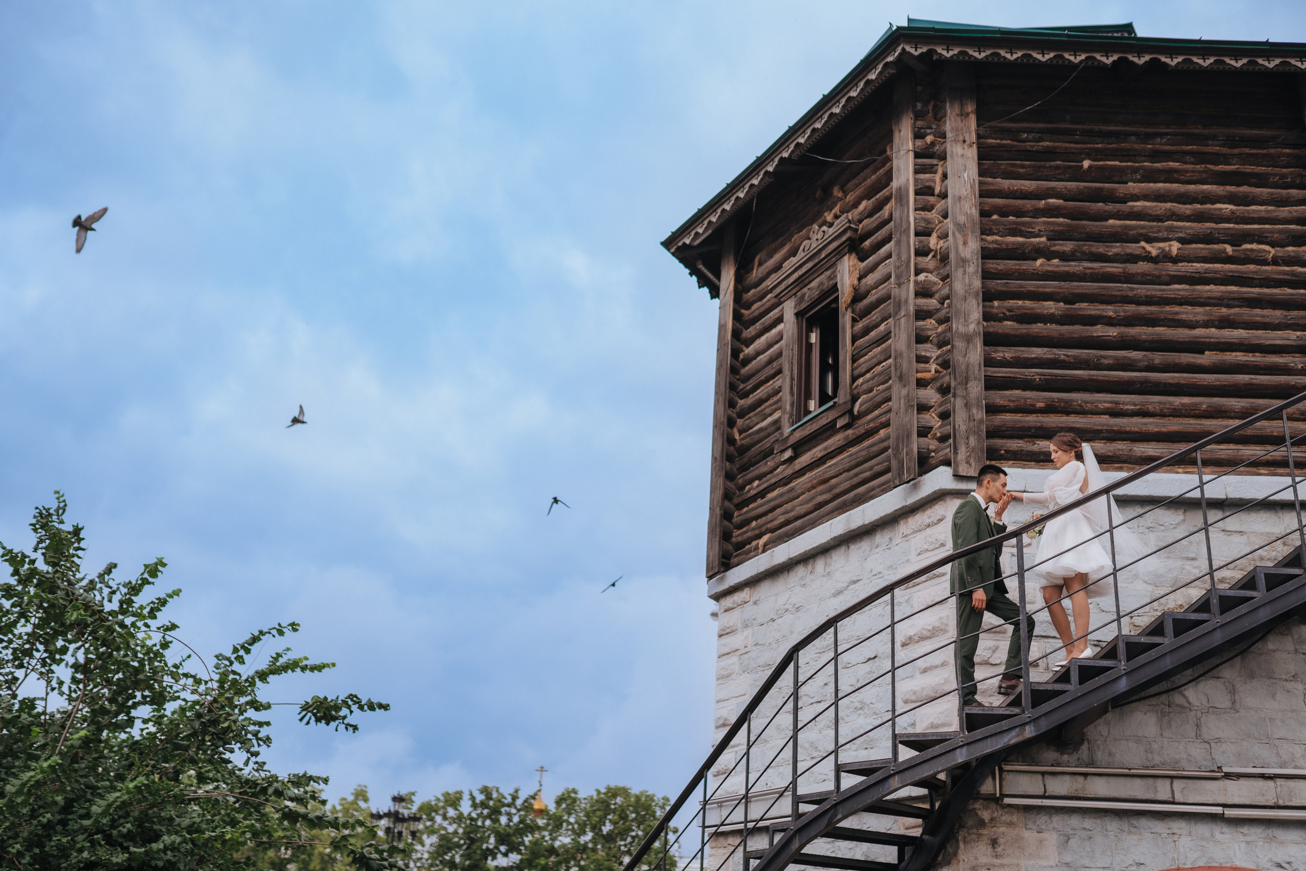 Свадебная прогулка по Екатеринбургу, жених и невеста на лесенке