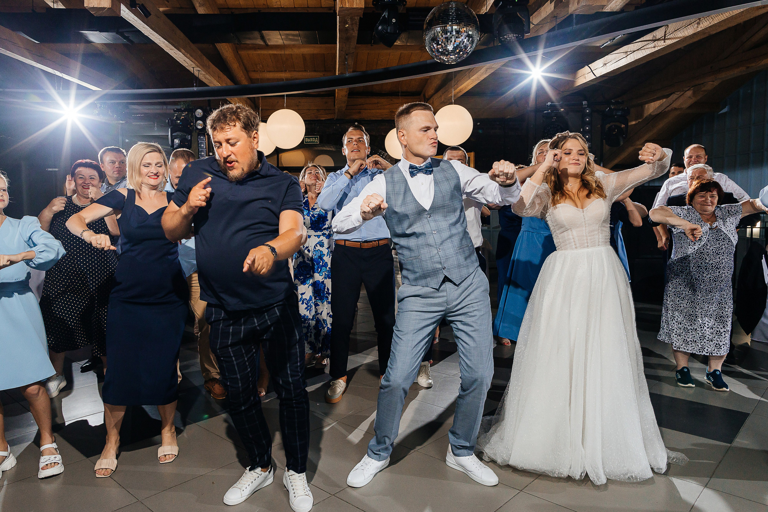 Трогательная выездная церемония в уютном дворике отеля. Олег Сверчков | Свадебный фотограф Вологда