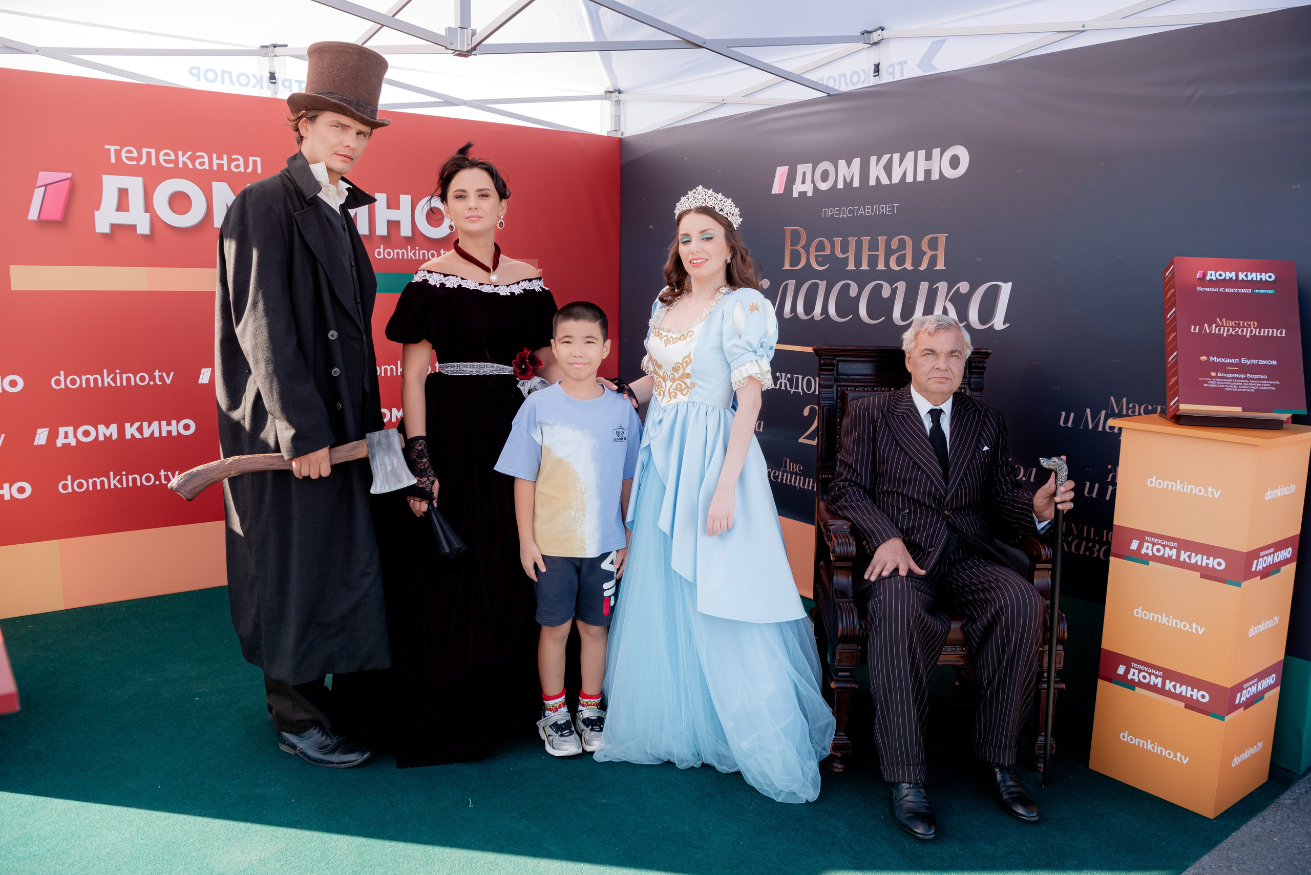 Портретные фото с артистами в палатке Триколор Дом Кинов на день города Волгоград. Фотограф в Волгограде и Волжском Александр Горбань