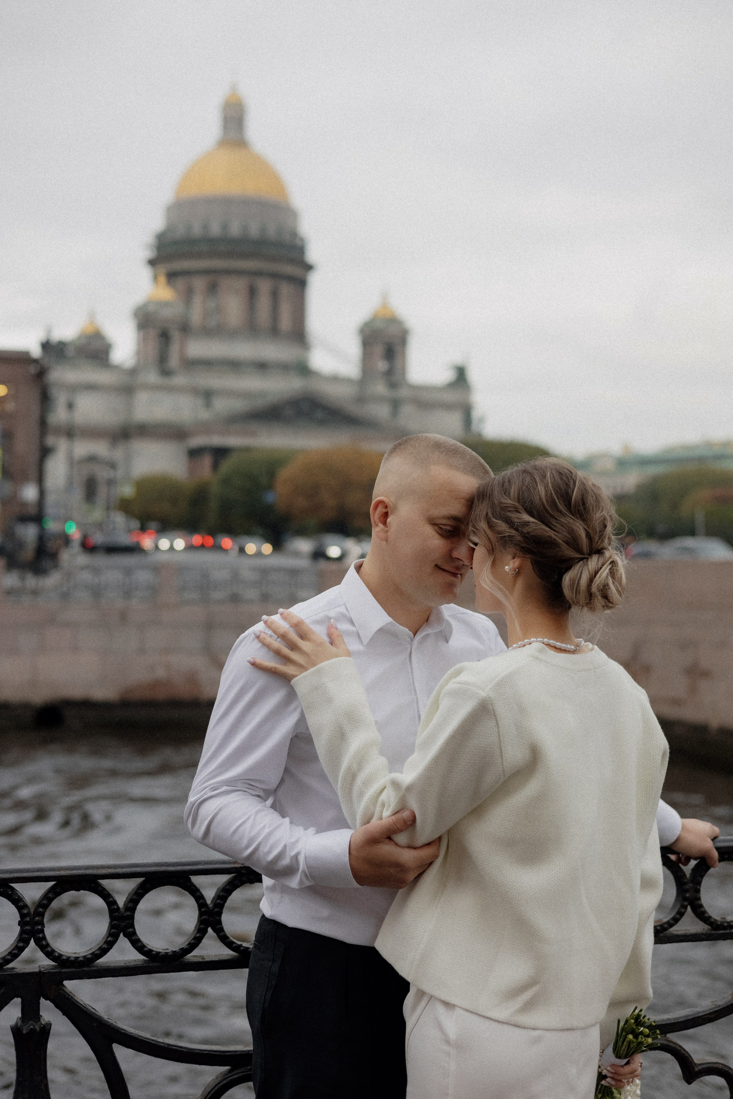 Свадебная прогулка у Исаакия. Свадебный фотограф в Санкт-Петербурге Ксения Кобышева