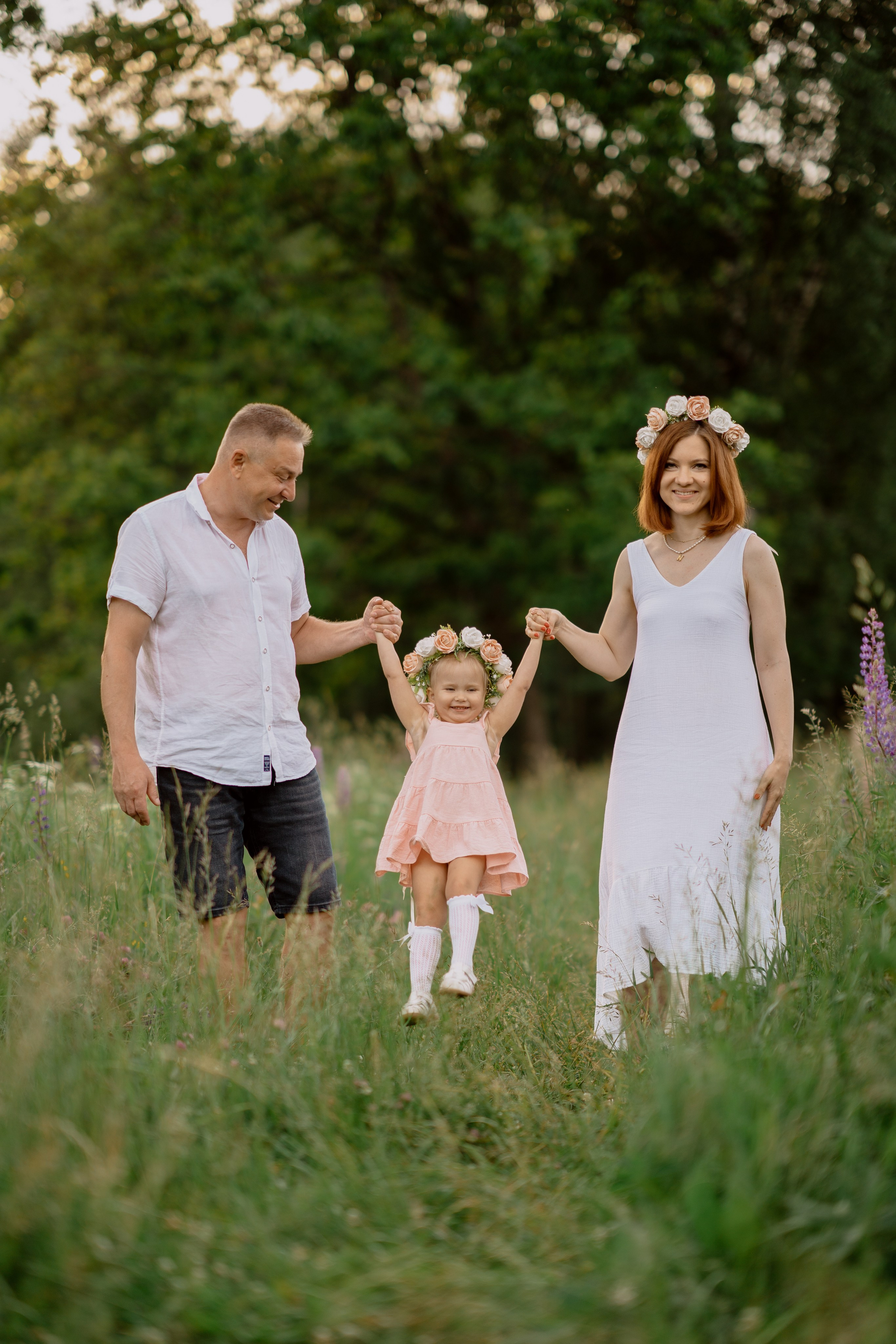 Фотосессия в люпинах. Анюта с мамой и папой. Семейный и детский фотограф в Сергиев Посаде, Хотьково Якимчук Любовь