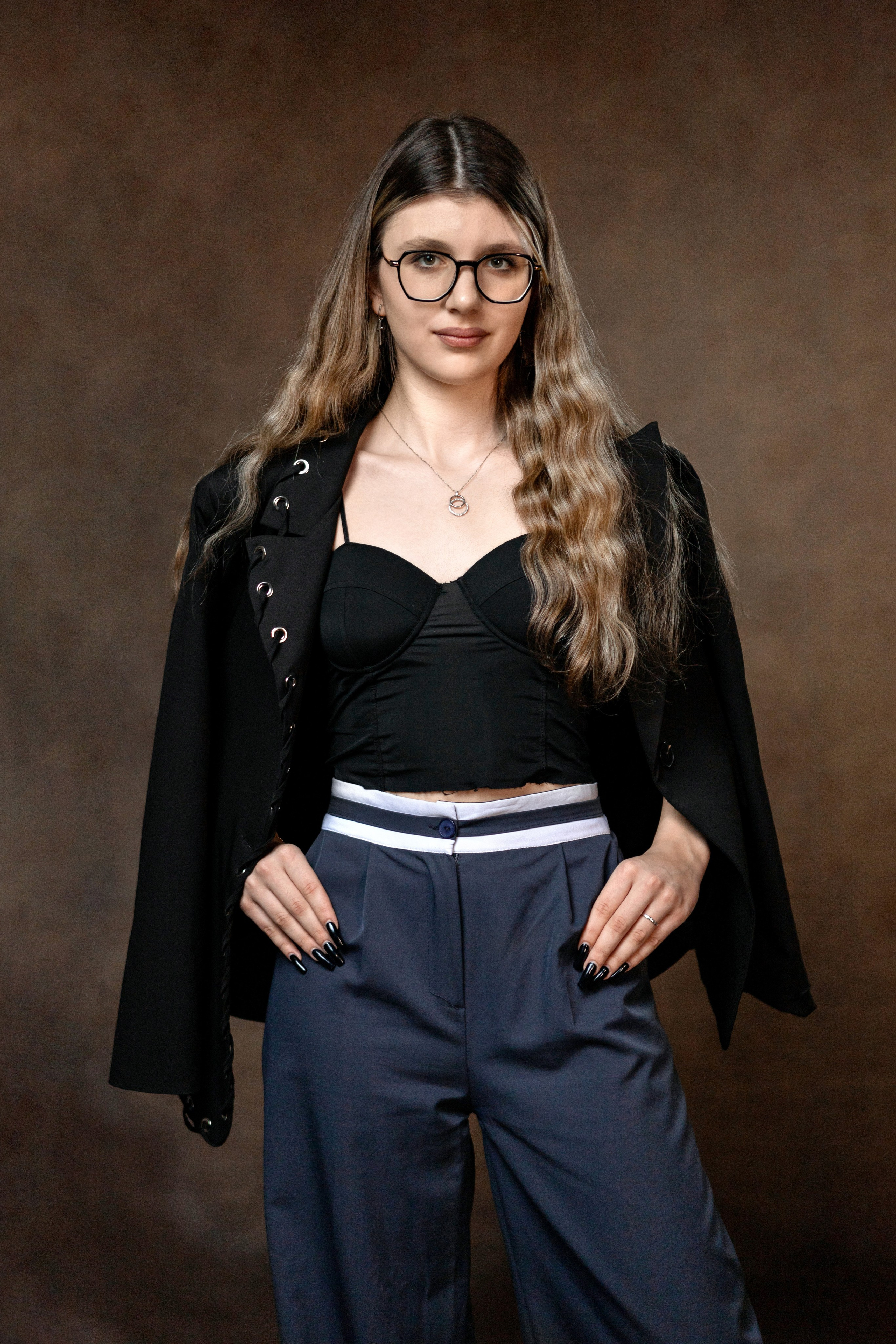 Портрет на коричневом холсте. Правильный Выпускной Альбом