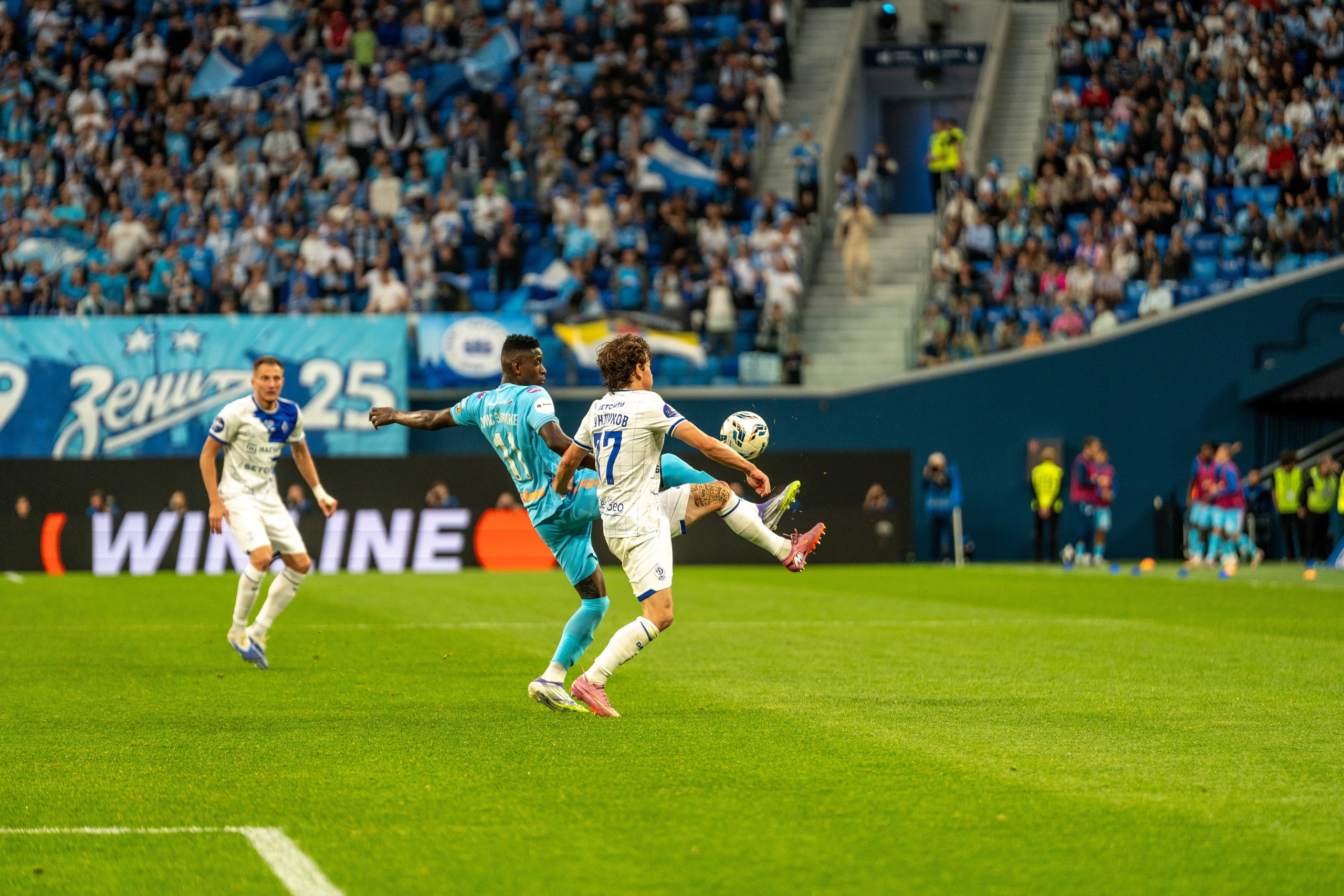 Динамичный кадр футбольного матча Зенит – Динамо на Газпром Арене