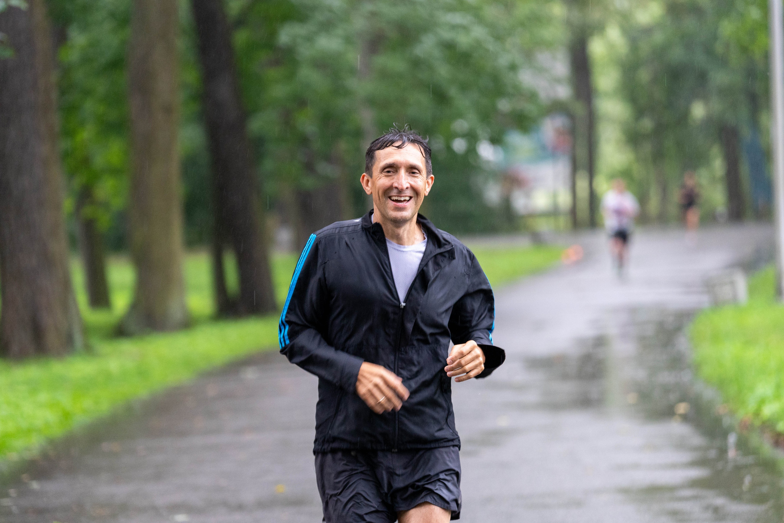 Участник пробежки 5 вёрст на Елагином острове, репортажная спорт-съёмка