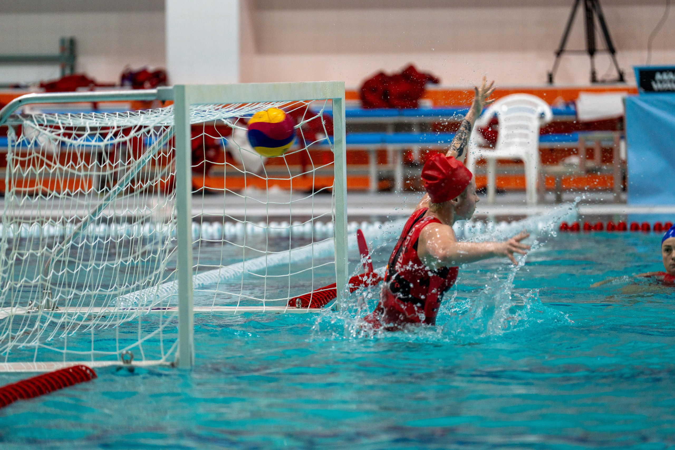 Игроки женской команды Диана атакуют голкипера Спартак-Волгоград в СПб – фото спортивного фотографа Санкт-Петербург