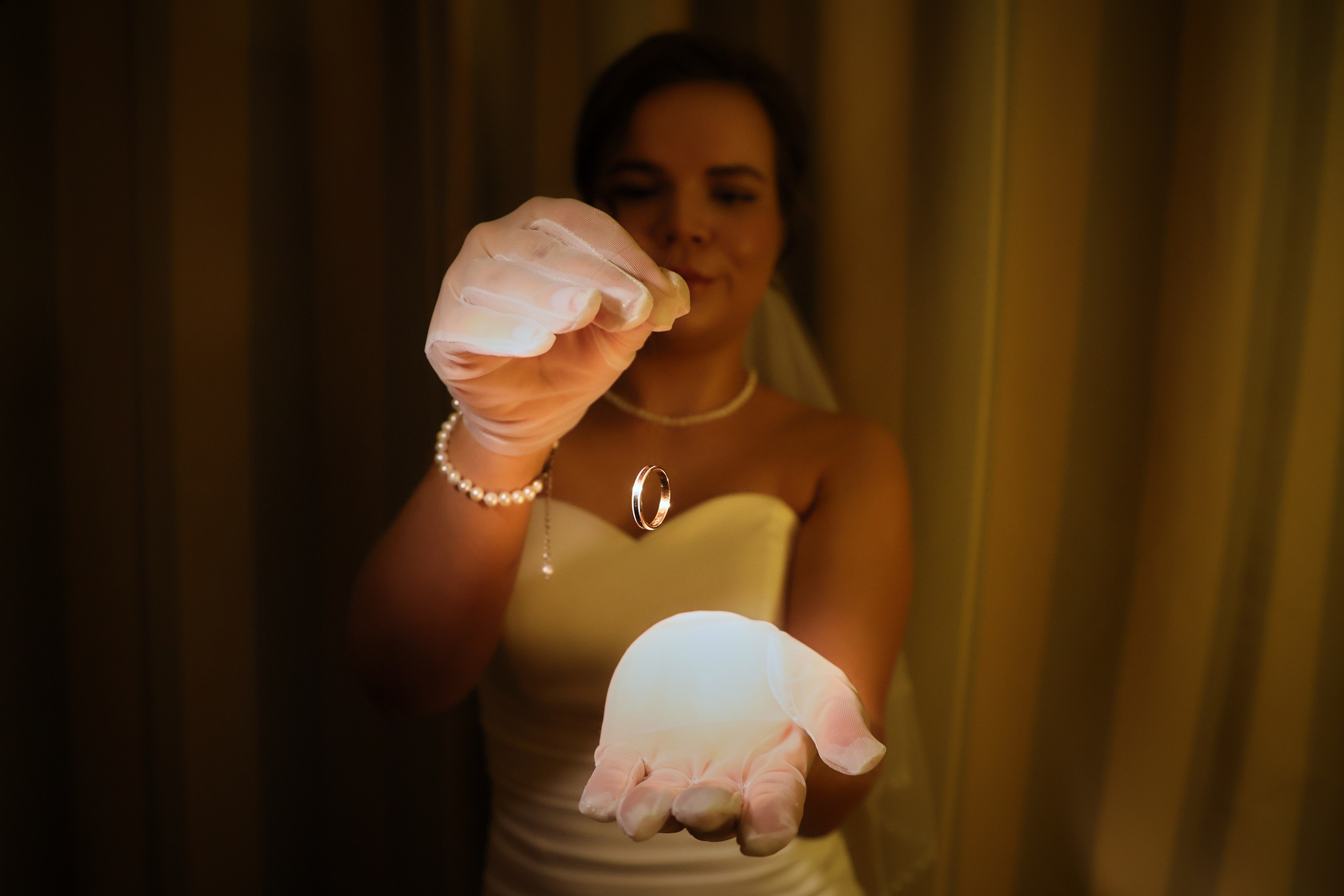 свадебное кольцо и невеста в свадебной фотосессии Самары в отеле Холидей Ин