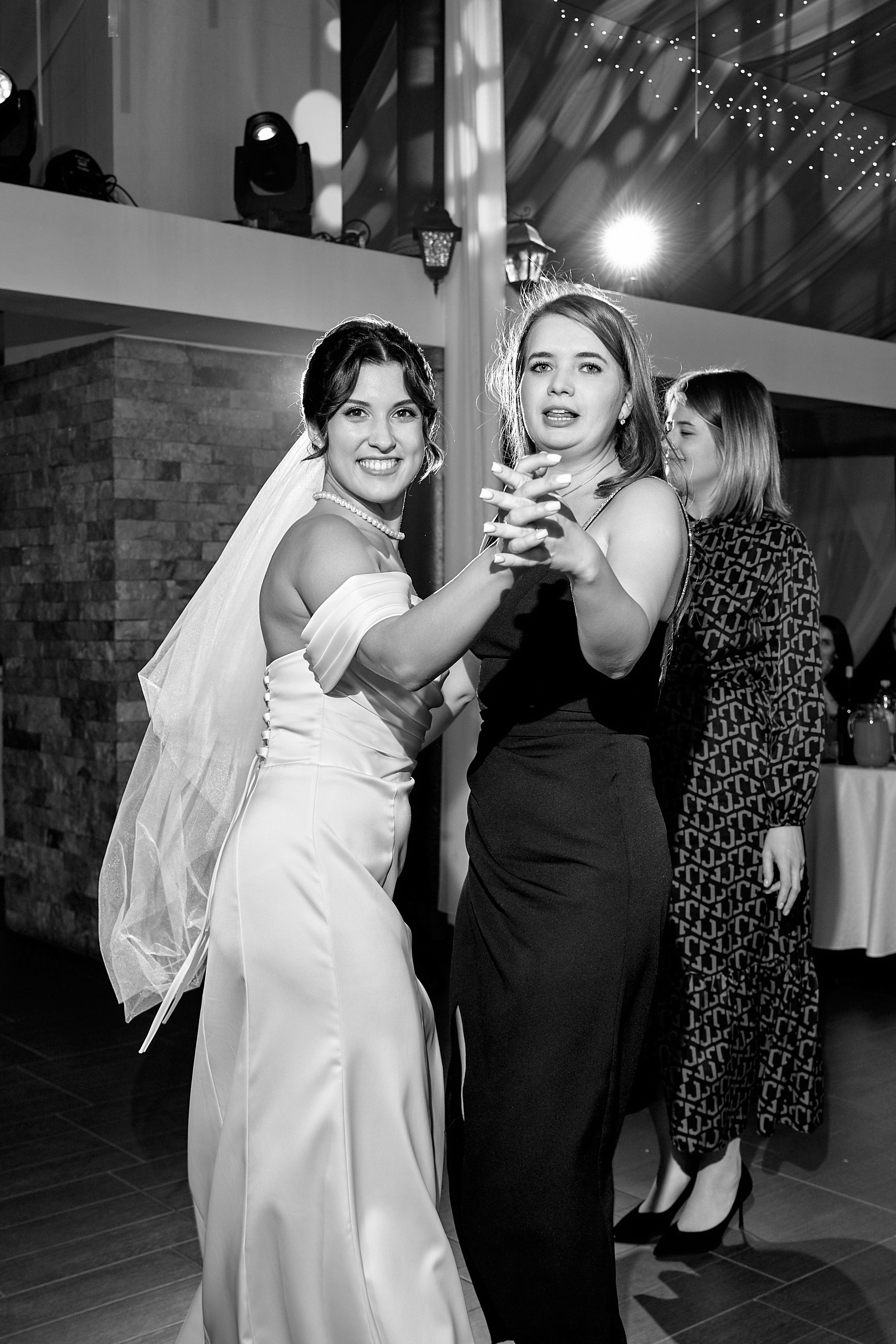 Невеста танцует с лучшей подругой на свадьбе в Ульяновске — эмоциональный момент дружбы. Свадебный фотограф Елена Орешина
