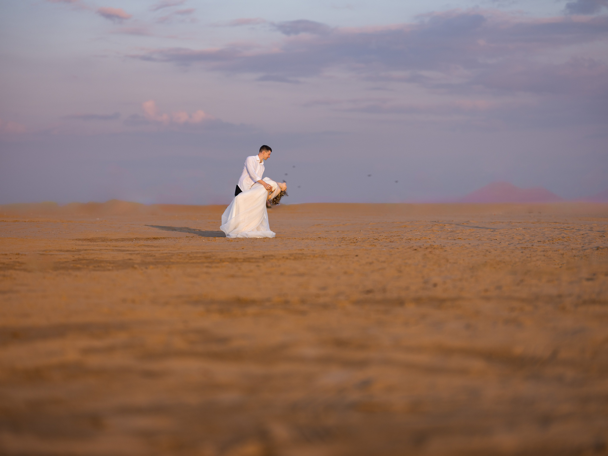 Свадебная фотосессия на берегу. Свадебный фотограф Астрахань