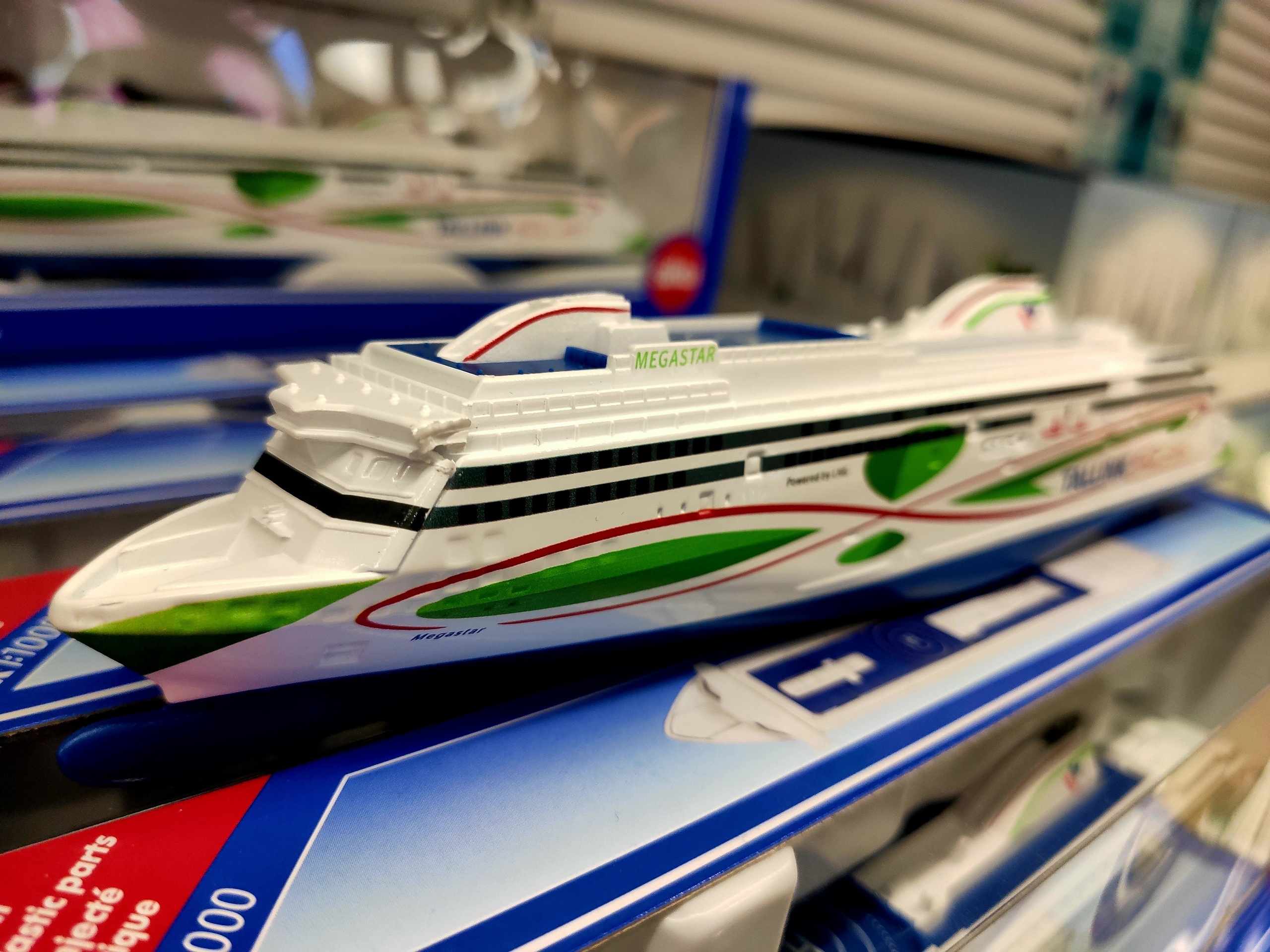 В магазине - моделька