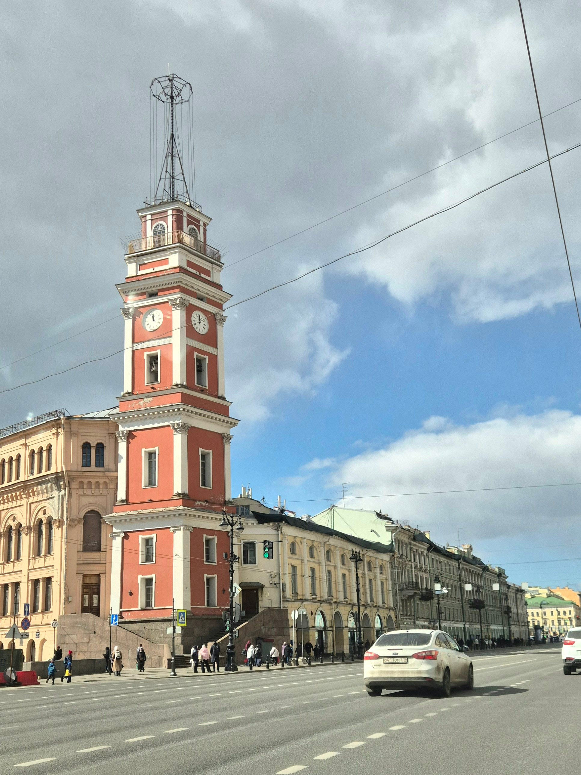 К 12 часам туристов сильно прибавилось