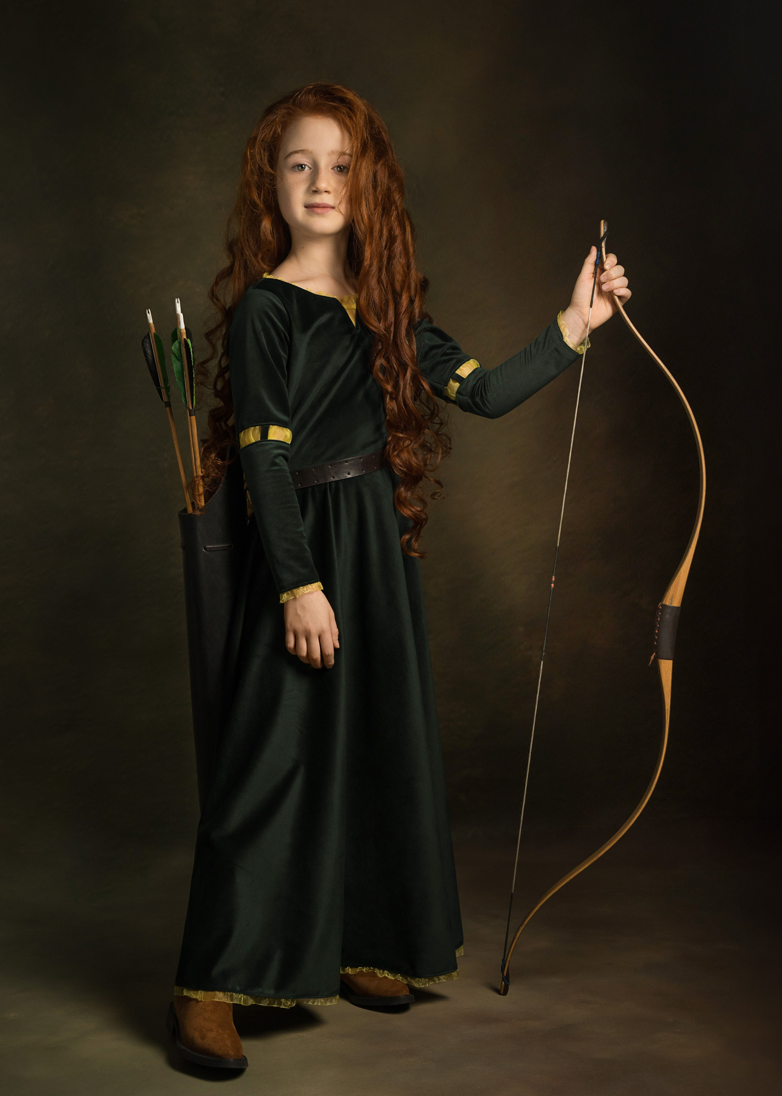 Художественный портрет девочки в студии в роли Мериды из мультфильма Храбрая сердцем.