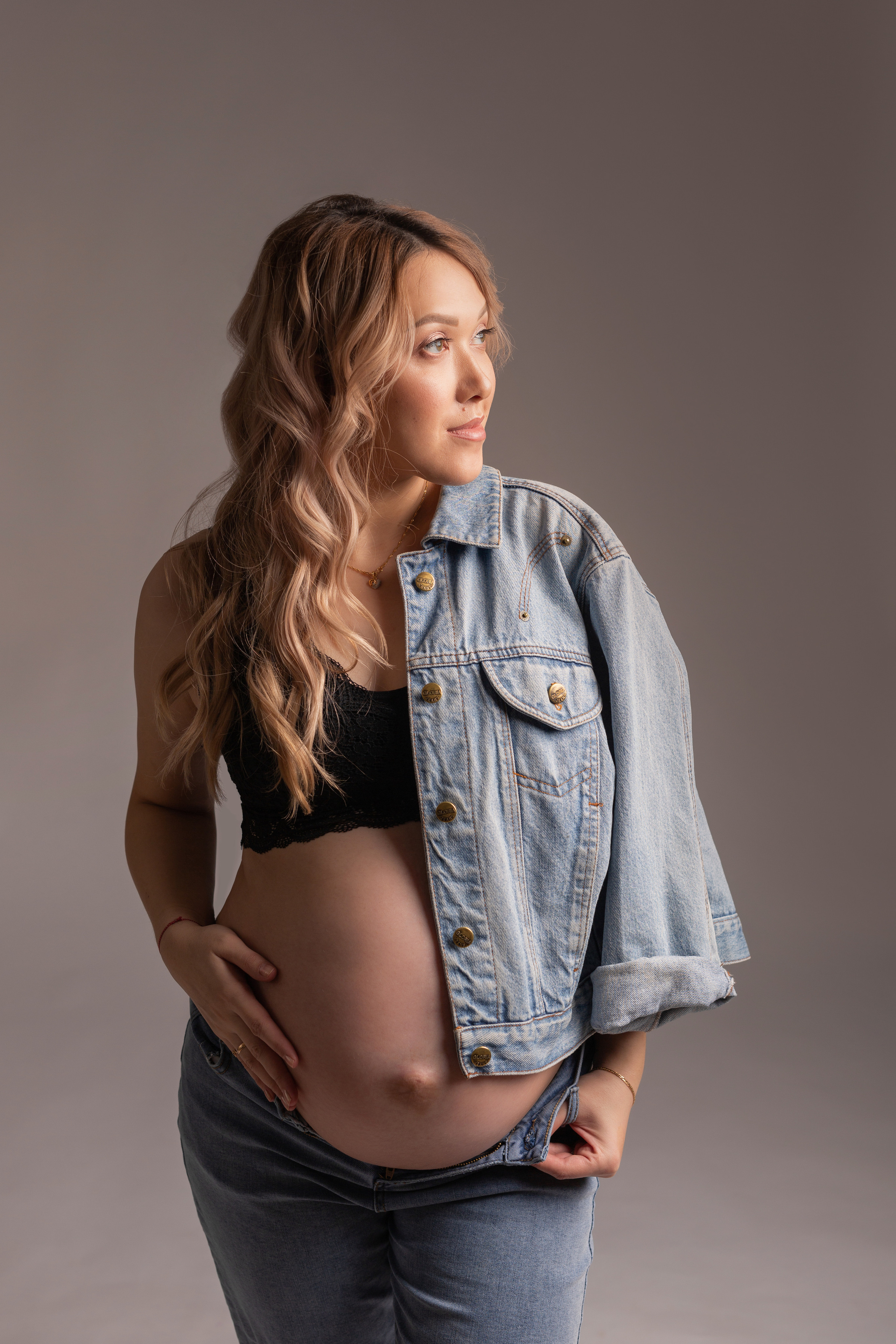 фотосессия беременности фотосъемка беременности в студии студийная фотосъемка минимализм в стиле вог voug  фотосессия беременности срок ПДР идеи для фотосессии беременности фотосессия беременной в джинсах фотосъемка беременной в джинсовой куртке фото беременной в топе в боди беременность 