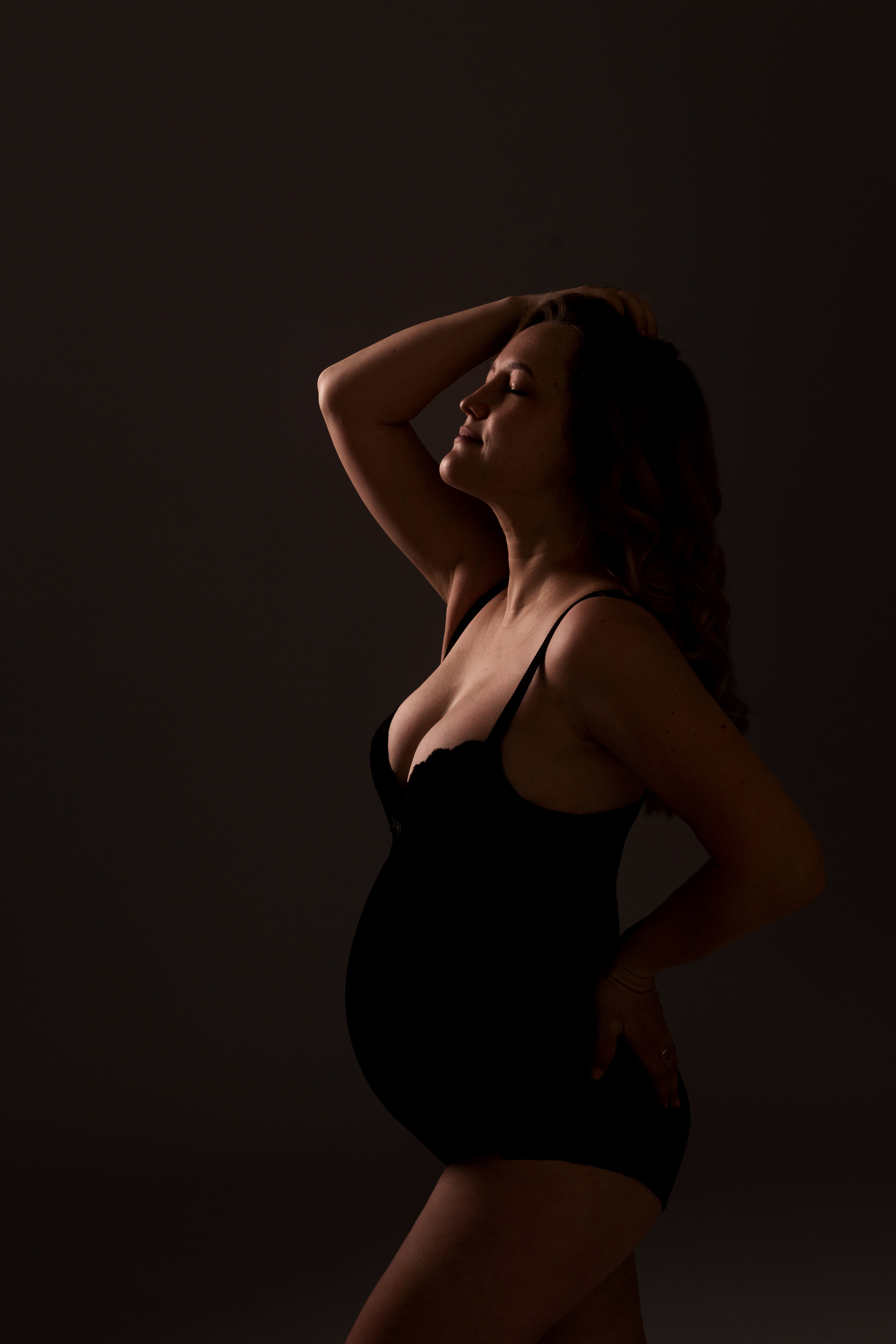 фотосессия беременности фотосъемка беременности в студии студийная фотосъемка минимализм в стиле вог voug  фотосессия беременности срок ПДР идеи для фотосессии беременности фотосессия беременной в джинсах фотосъемка беременной в джинсовой куртке фото беременной в топе в боди беременность Йошкар-Ола Казань Чебоксары темный ключ съемка на темном фоне фотосессия в темном низком ключе