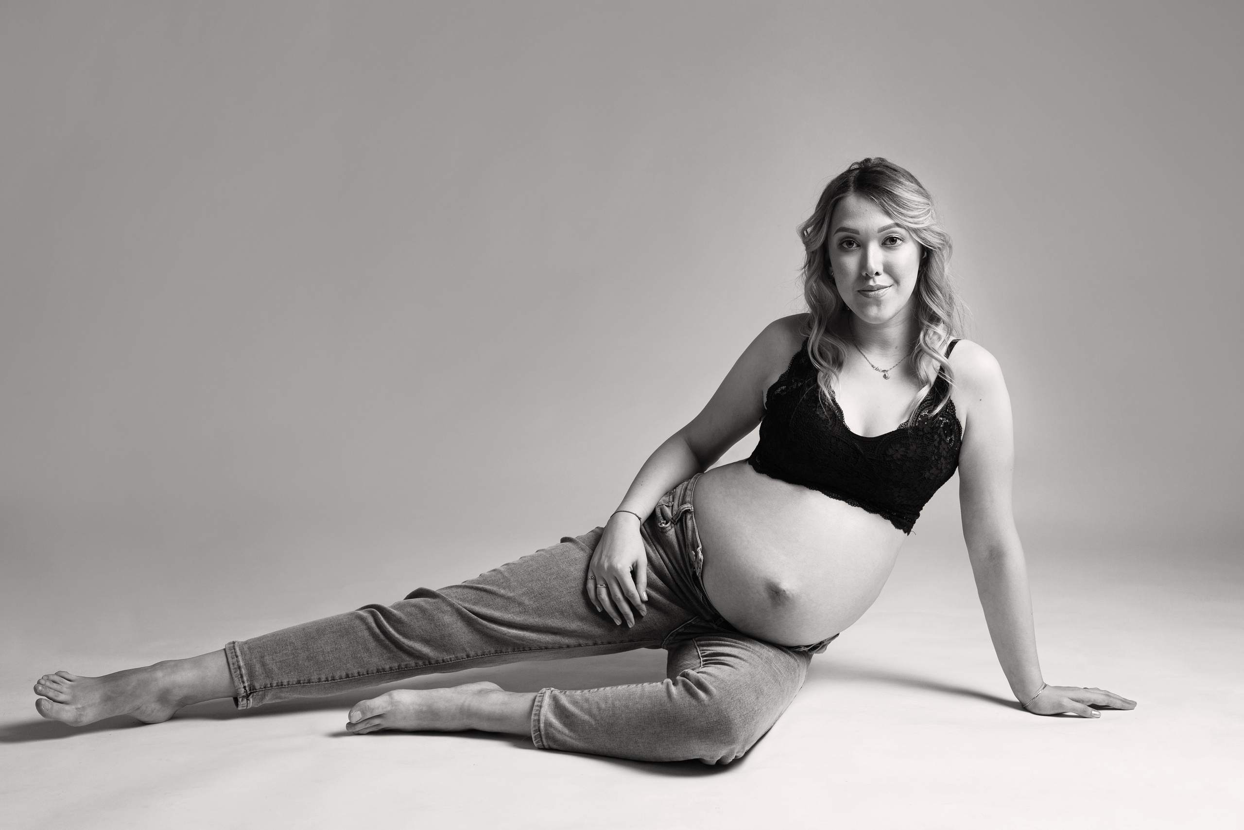 фотосессия беременности фотосъемка беременности в студии студийная фотосъемка минимализм в стиле вог voug  фотосессия беременности срок ПДР идеи для фотосессии беременности фотосессия беременной в джинсах фотосъемка беременной в  в топе в джинсах в боди фотосъемка будущей мамы в нижнем белье беременность 32 недели фотосессия будущей мамы для будущей мамы будущих мам голый животик 9 месяцев девять месяцев 