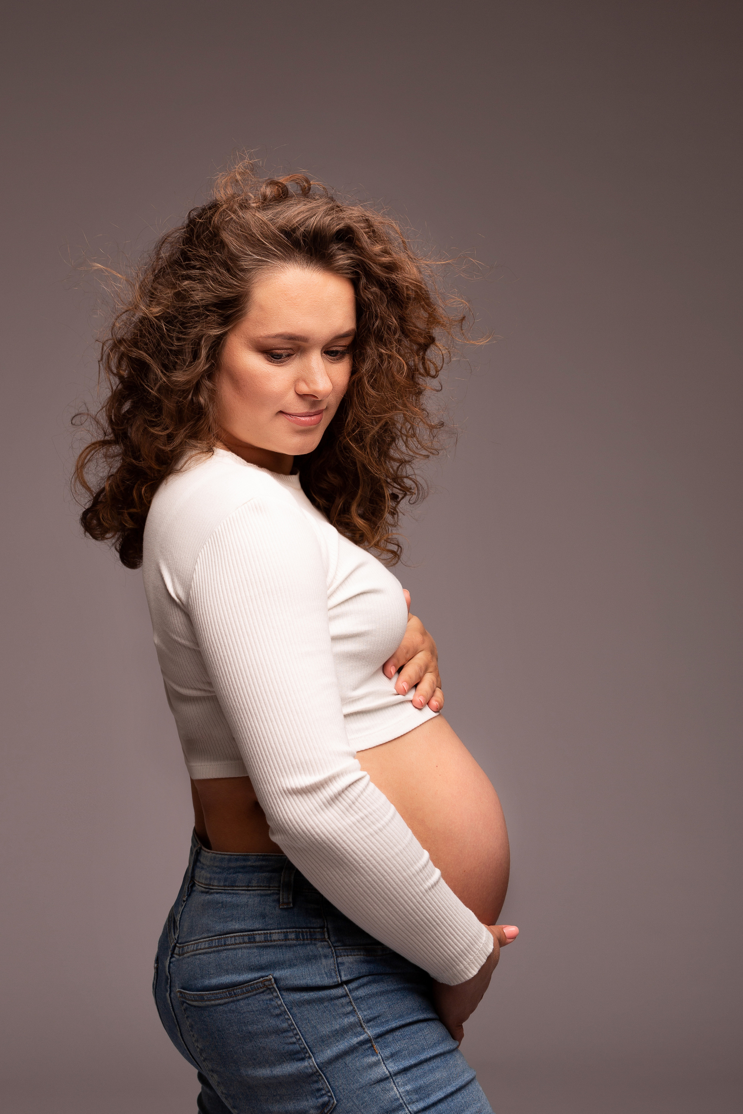 фотосессия беременности фотосъемка беременности в студии студийная фотосъемка минимализм в стиле вог voug  фотосессия беременности срок ПДР идеи для фотосессии беременности фотосессия беременной в джинсах фотосъемка беременной  в белом топе  беременность 30 недель