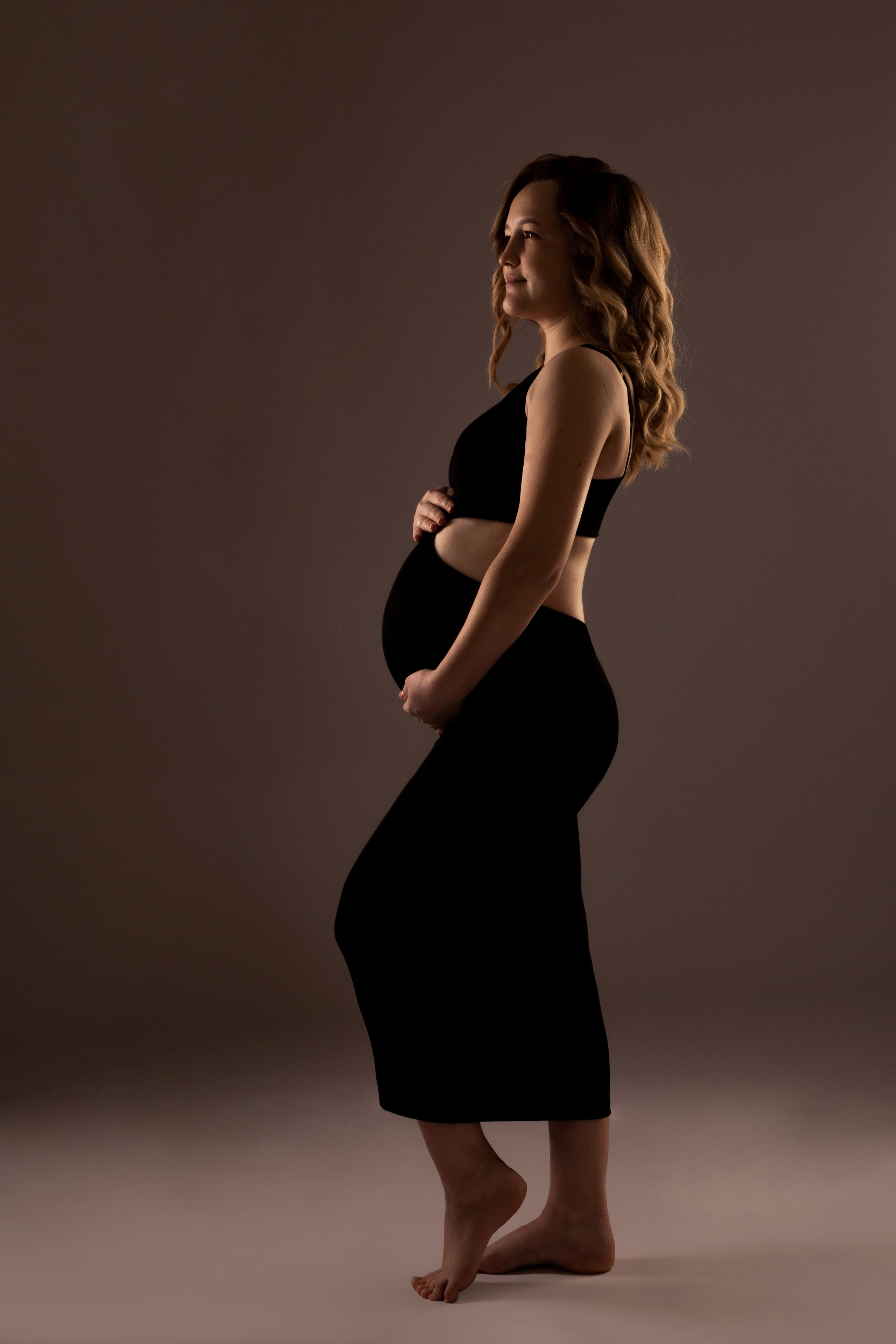 фотосессия беременности фотосъемка беременности в студии студийная фотосъемка минимализм в стиле вог voug  фотосессия беременности срок ПДР идеи для фотосессии беременности фотосессия беременной в джинсах фотосъемка беременной в черном платье беременность фотосъемка в низком ключе фотосессия в темном ключе беременность 31 неделя