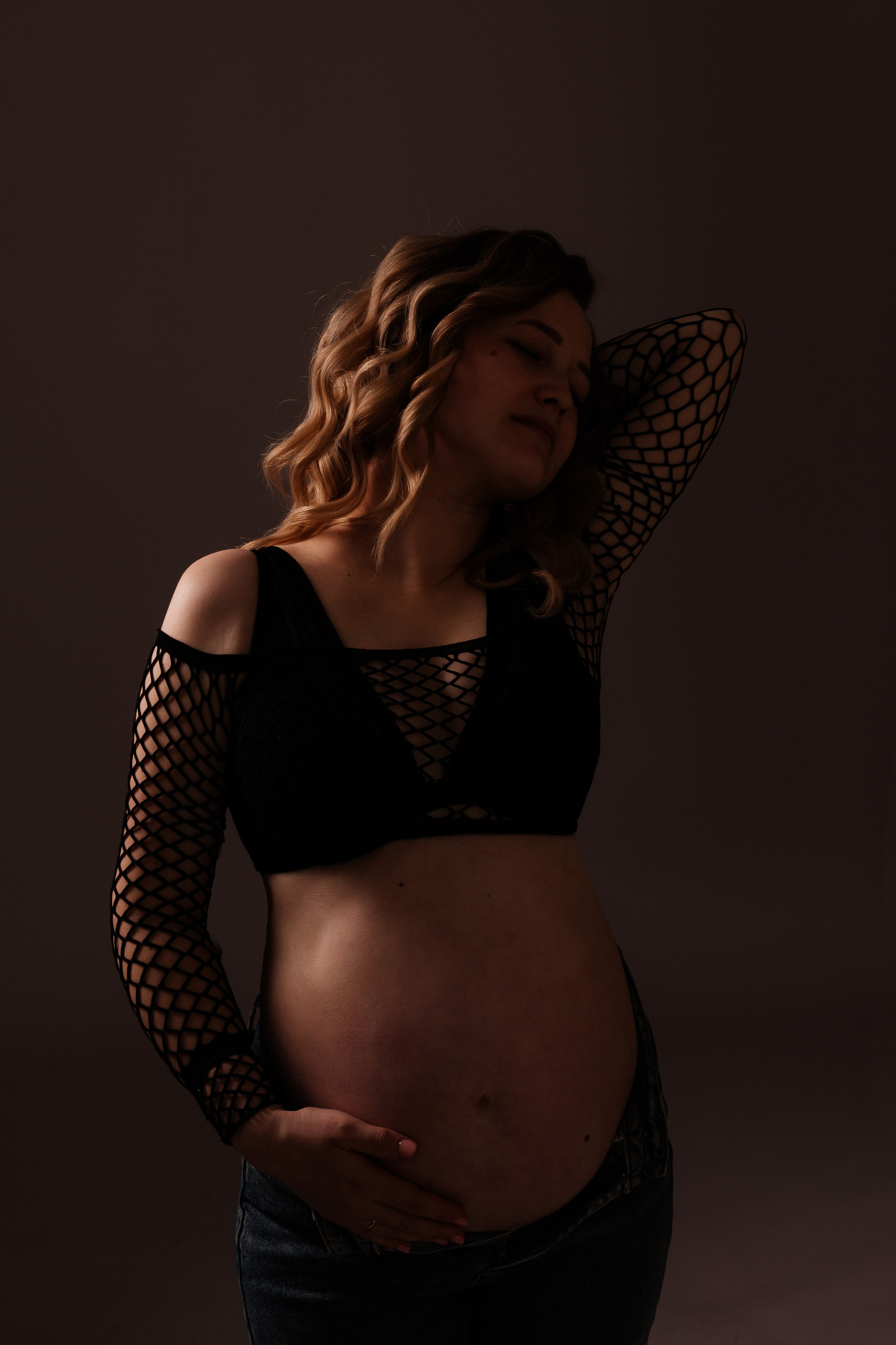 фотосессия беременности фотосъемка беременности в студии студийная фотосъемка минимализм в стиле вог voug  фотосессия беременности срок ПДР идеи для фотосессии беременности фотосессия беременной в джинсах фотосъемка беременной в  в топе в боди фотосъемка будущей мамы в нижнем белье беременность 32 недели фотосессия будущей мамы для будущей мамы будущих мам  темный ключ фотосессия в низком ключе фотосъемка на черном фоне фотосессия на циклораме на бумажном фоне 