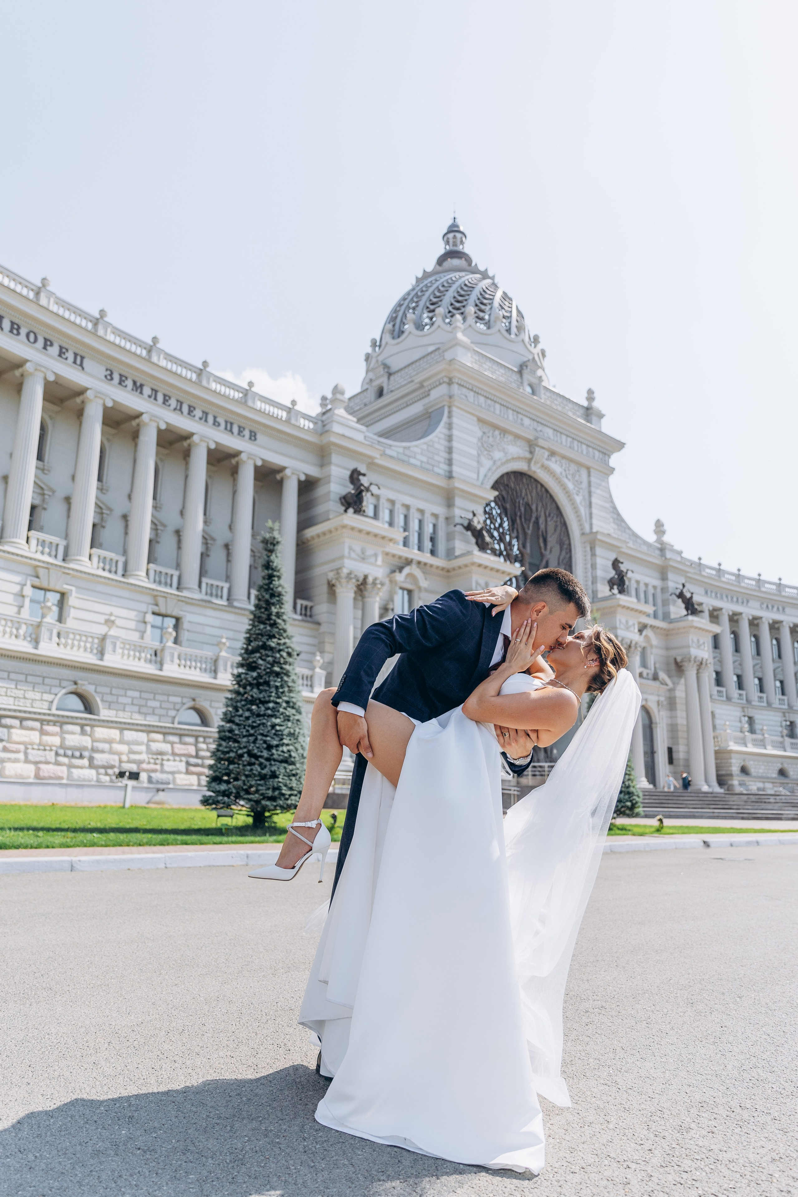 свадебная фотосессия пары на фоне Дворца Земледельцев в Казани