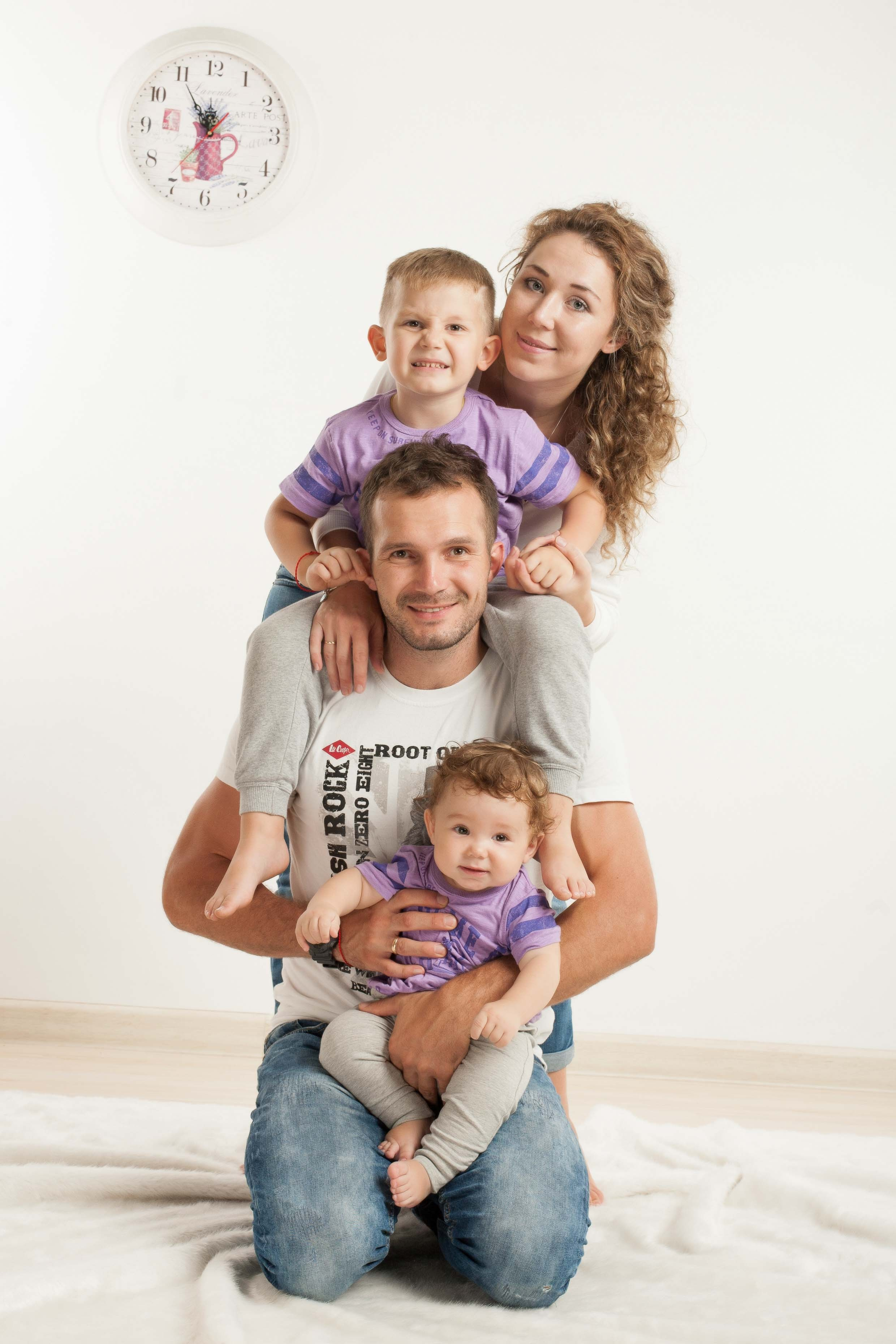 Семейный портрет Семьи Регины. Выездная съемка. Фотостудия Алматы. Семейная и детская фотостудия Family studio.Фотограф Алматы