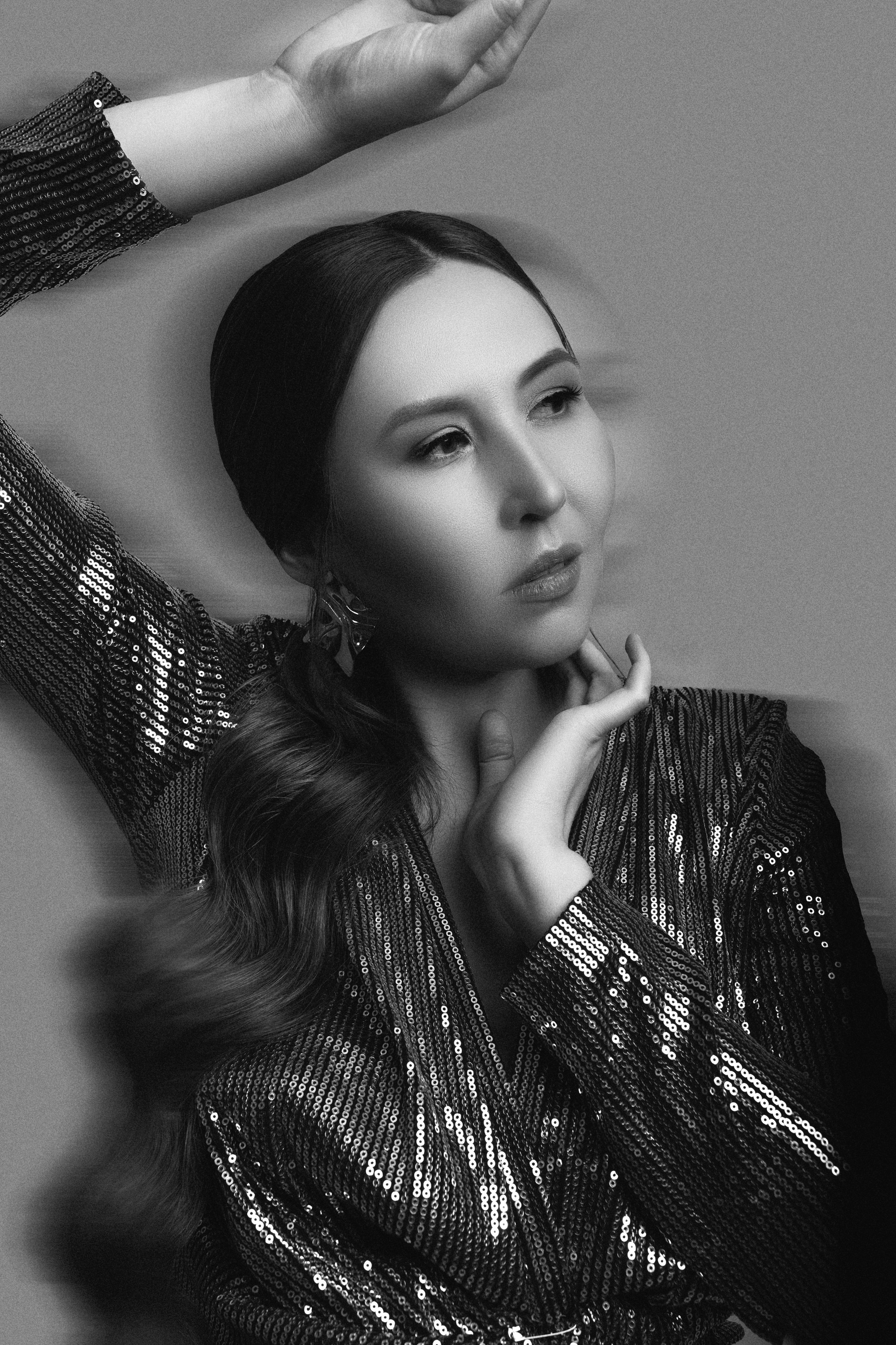 фотосессия беременности в фотостудии Тамбов, Липецка, Воронежа у фотографа Марины Смаль , красивая девушка восточной внешности на фотосъемке беременности в стиле минимализм