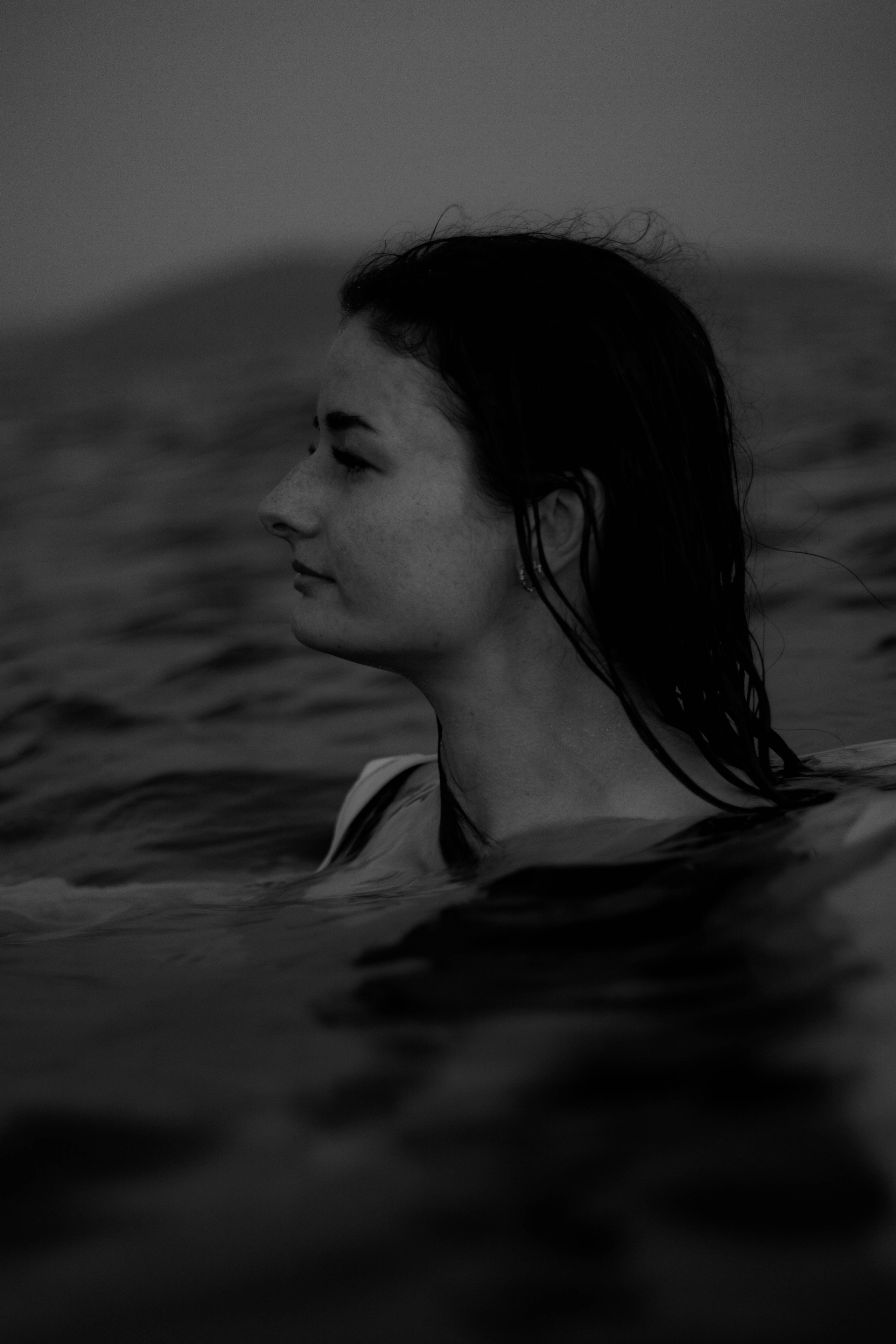 «Невесомость волн: девушка и море». Уличный фотограф Города N