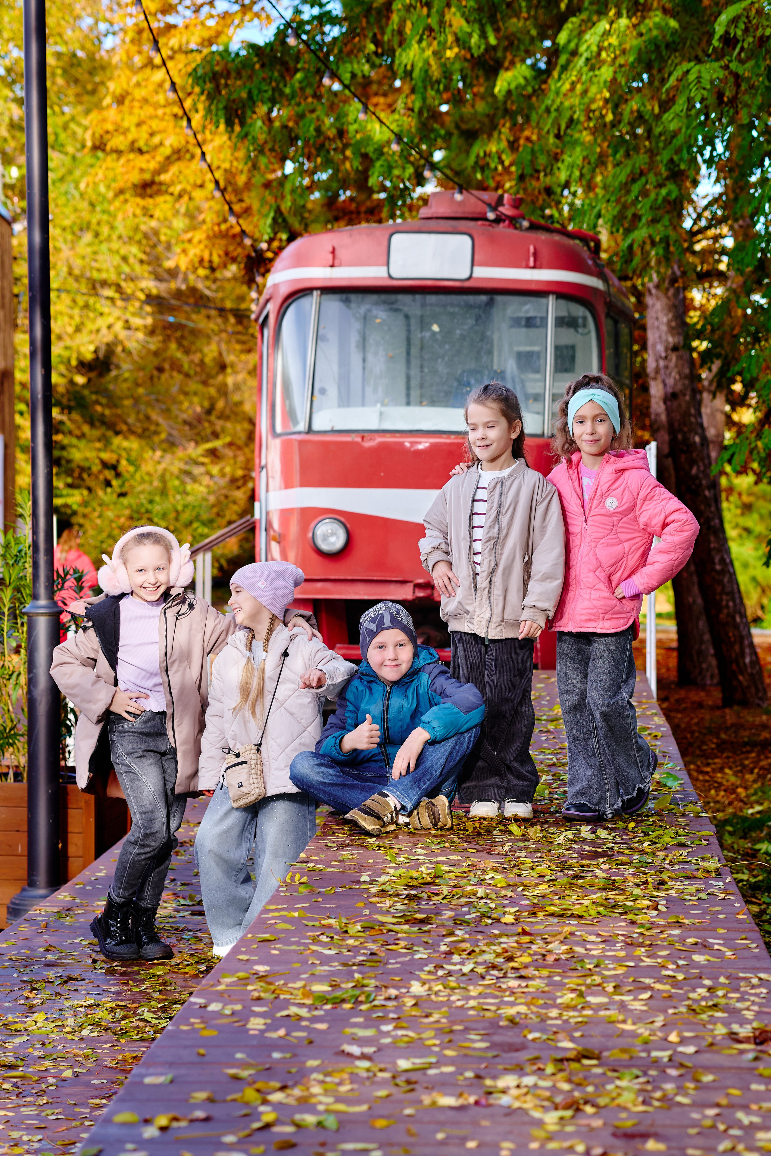 Прогулка в парке классом. Фотограф Выпускные альбомы Таганрог Сергей Коробченко