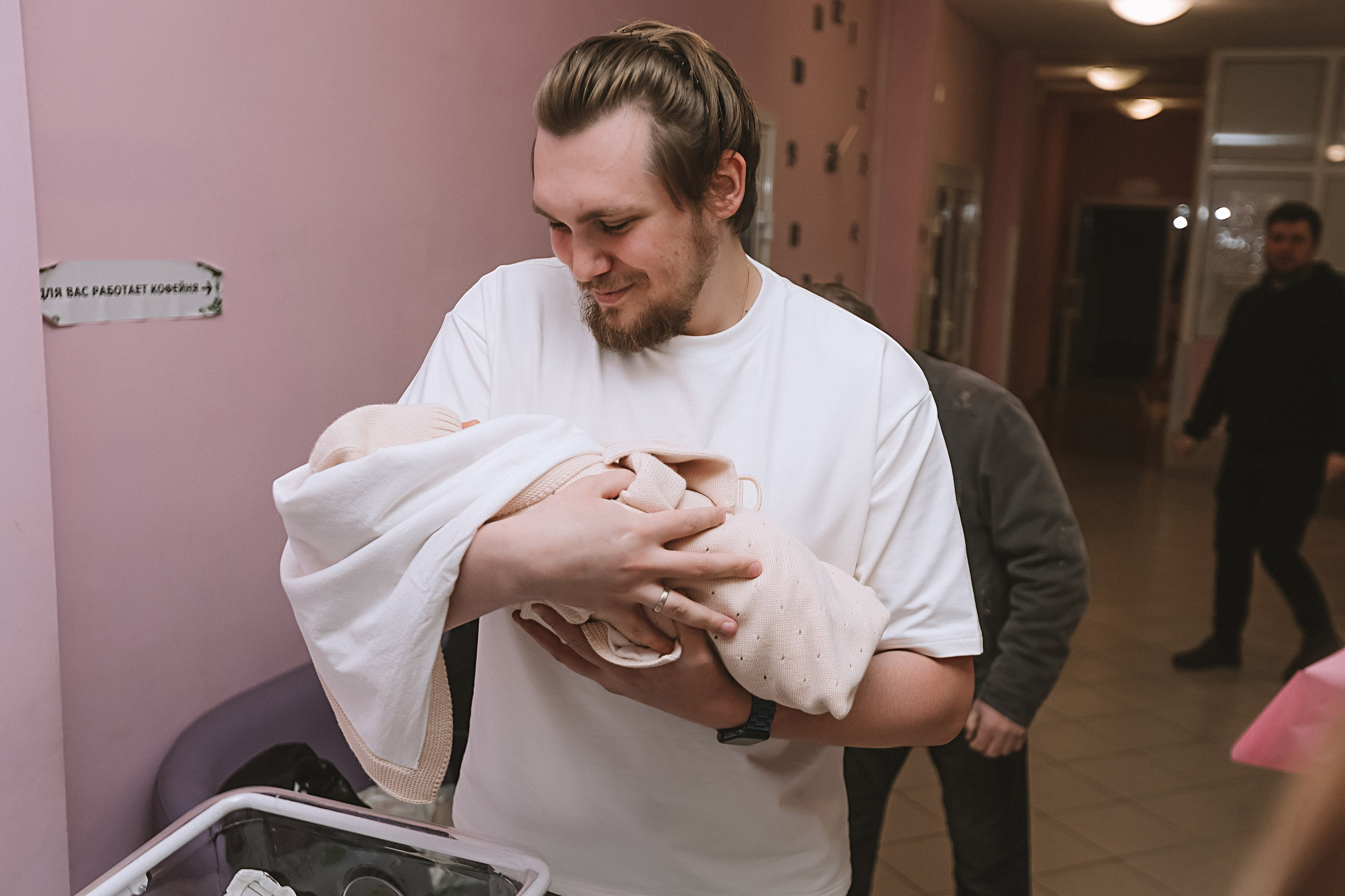 Выписка палата+внизу ПЦЭ. Семейный фотограф Тюмень, фотограф на роды Салмина Мария