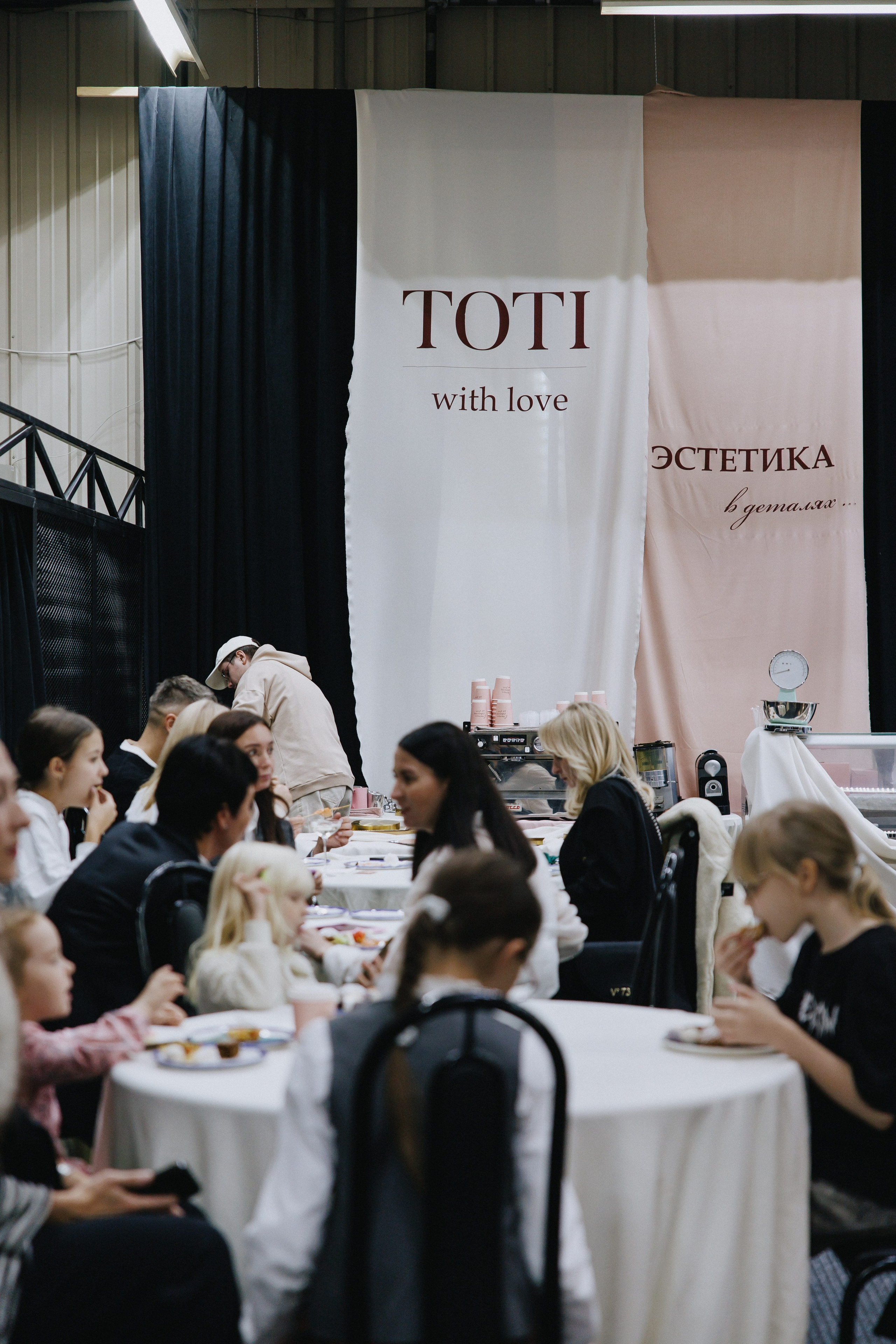 Выставка СТО ВЕЩЕЙ В ИНТЕРЬЕРЕ. Фотограф Иркутск Антипин Сергей