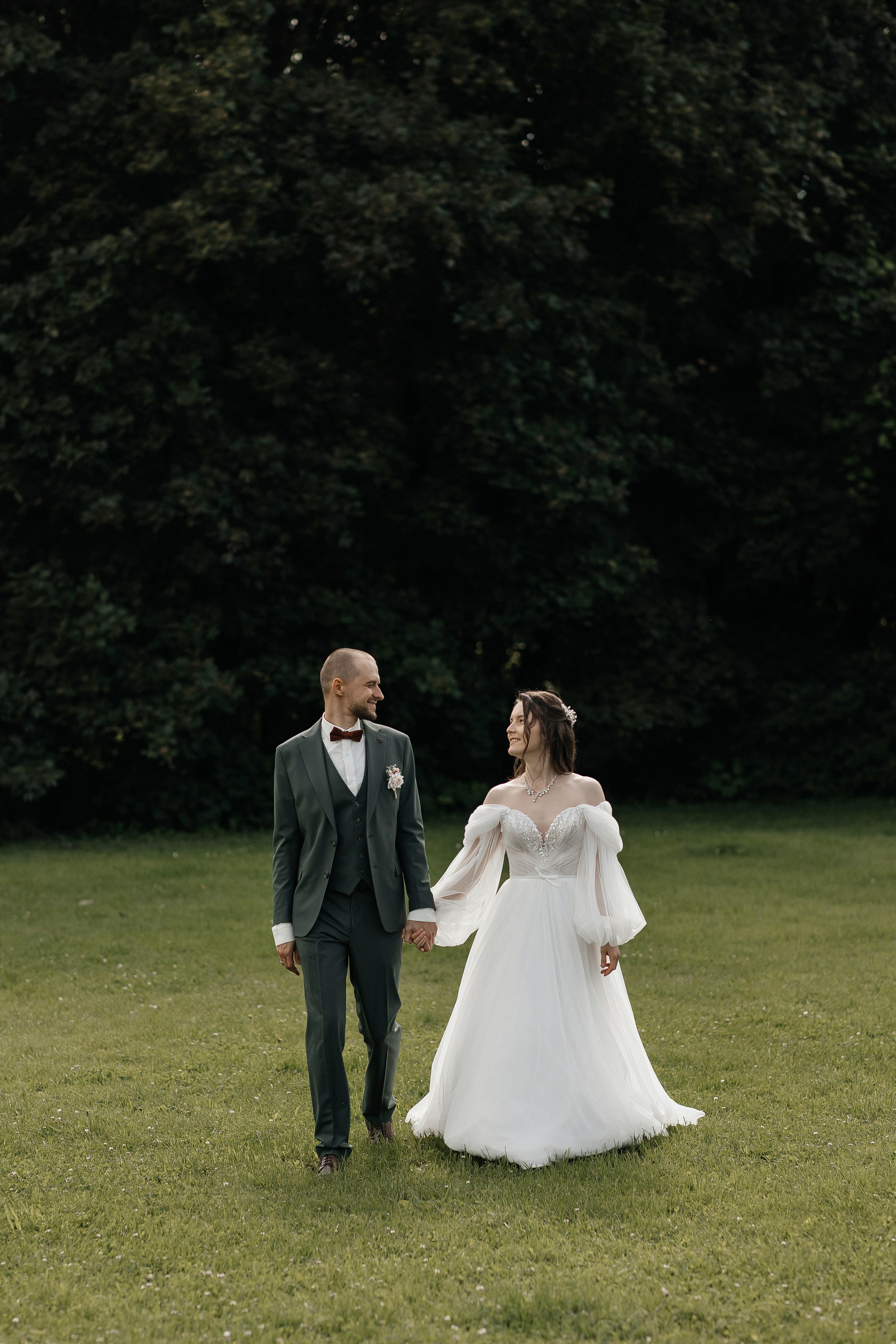 Свадебная фотосессия в Главном Ботаническом саду имени Цицина. Свадебный фотограф в Москве Дарья Олендарёва