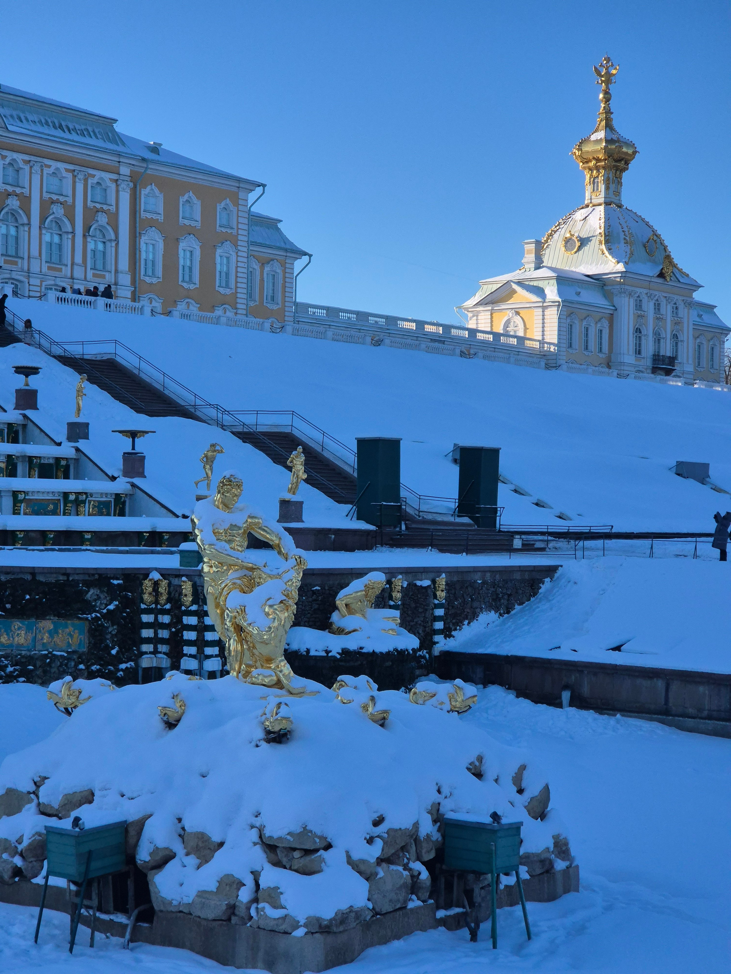 Самсон не забран в коробки, сверкает и красив, хоть и укрылся снежной шубой