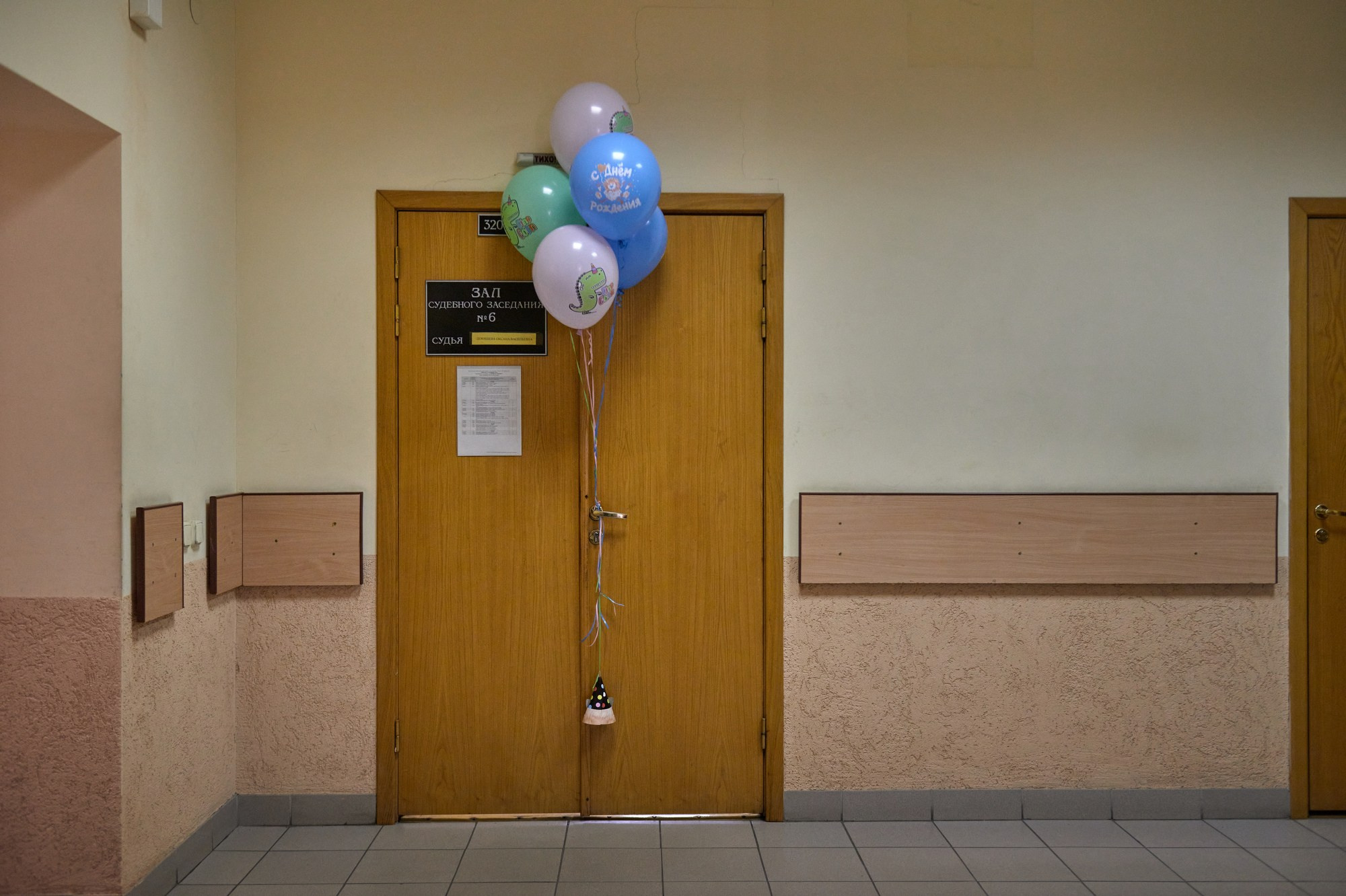 People who came to Sasha Skochilenko’s trial on her birthday left balloons at the courtroom door as they departed, bringing them to court to lift Sasha’s spirits.