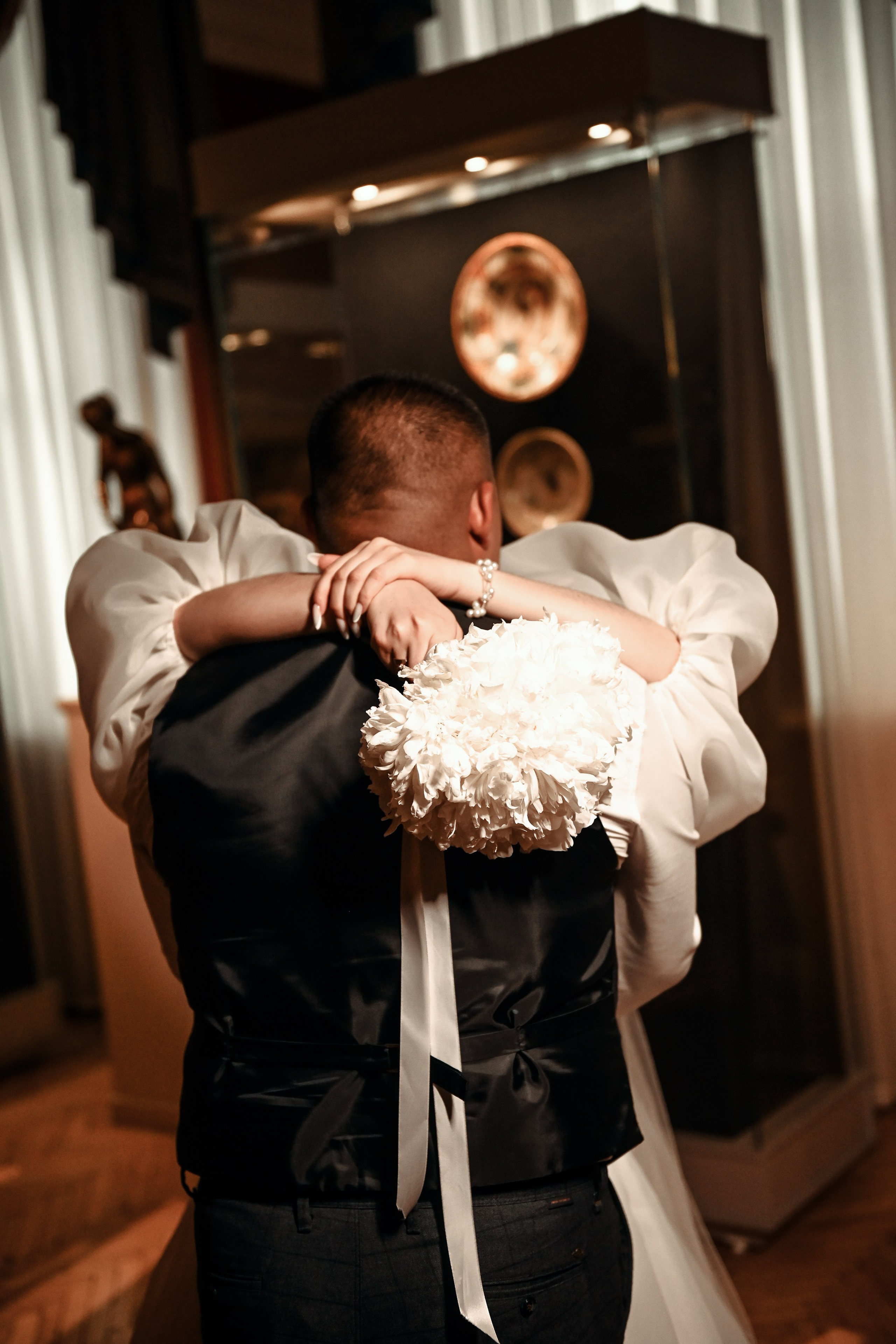 Небольшая свадебная серия в музее и прогулкой под дождем Эльмиры и Ризата. Свадебный, семейный, детский, контент фотограф в Омске Максим Ильин