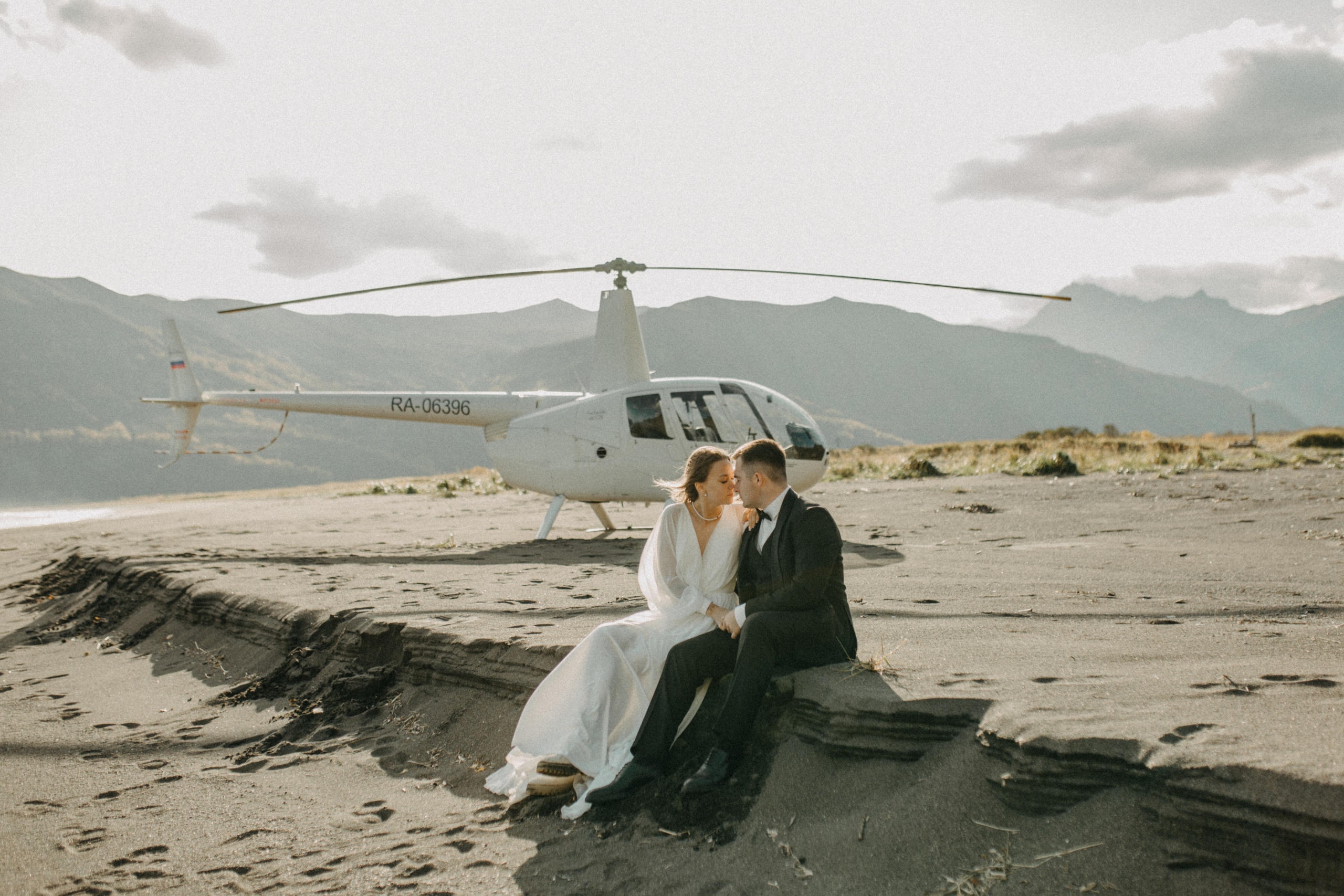 Вертолетный полет Бухта Жировая. Свадебное фото и видео на Камчатке. Туристические маршруты