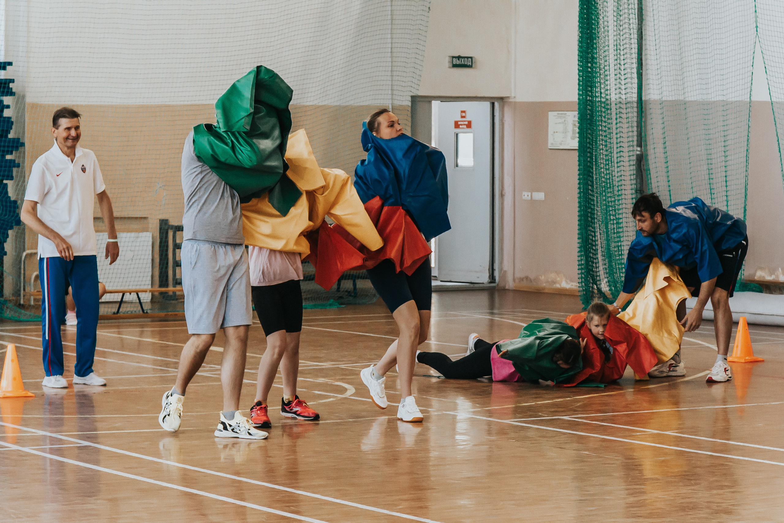Репортажная спортивная съемка г. Королев стадион Металлист «папа, мама, я — спортивная семья». Юлия Егорова | Свадебный фотограф, семейный фотограф Москва, МО • Портреты • репортажи • день рождения • Love Story • дети