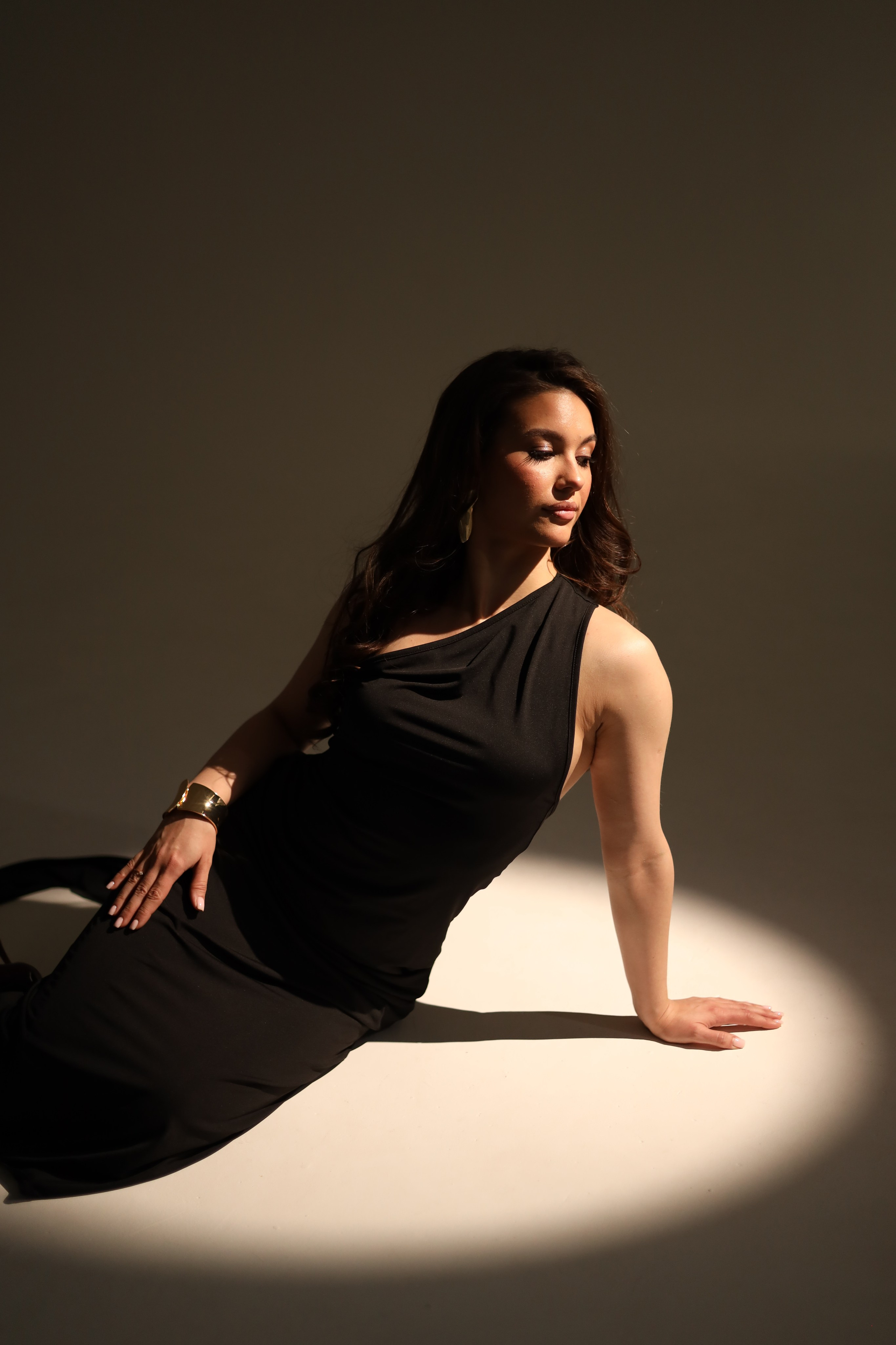 Черное платье на одно плечо с вырезом на спине. Профессиональный Фотограф в Казани Яна Забелина