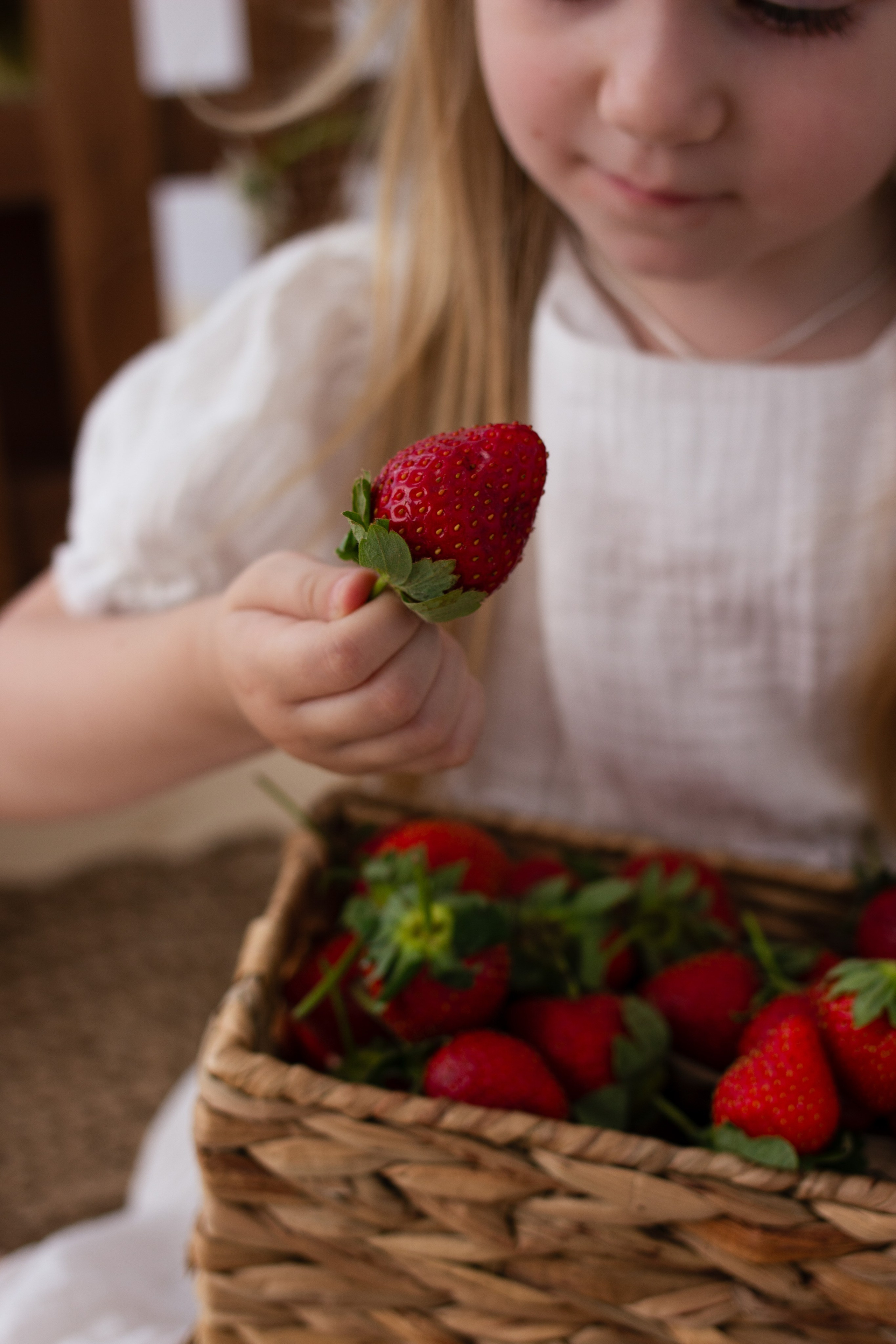 Клубничный фотопроект. Newborn-barykina.ru