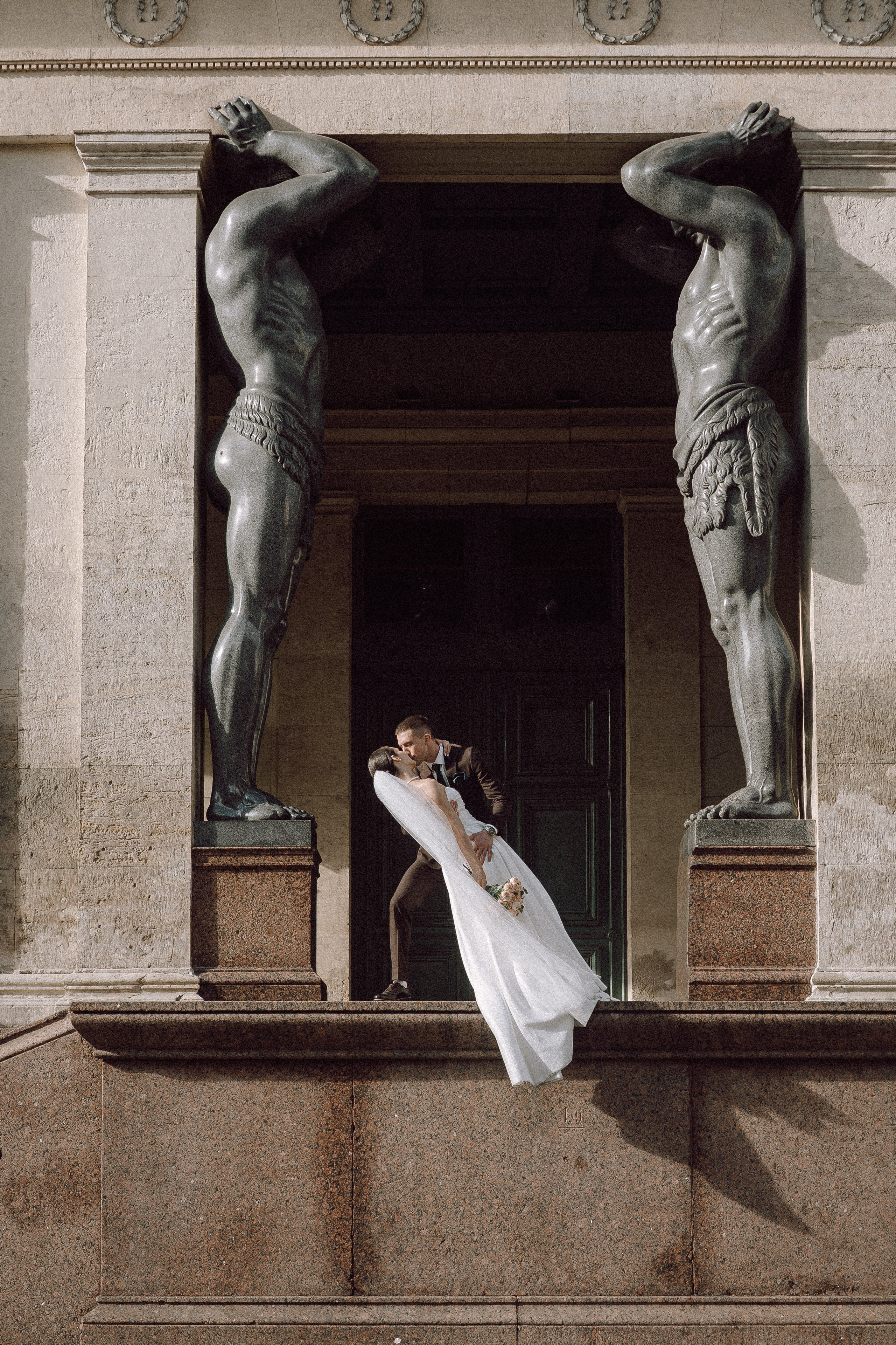 СВАДЕБНАЯ ПРОГУЛКА В САНТК-ПЕТЕРБУРГЕ (ИСАКИЕВСКИЙ СОБОР, ЗИМНЯЯ КАНАВКА, ЭРМИТАЖ И БОЛЬШАЯ МОРСКАЯ УЛИЦА). Профессиональный фотограф, Санкт-Петербург — Виктория Богомолова