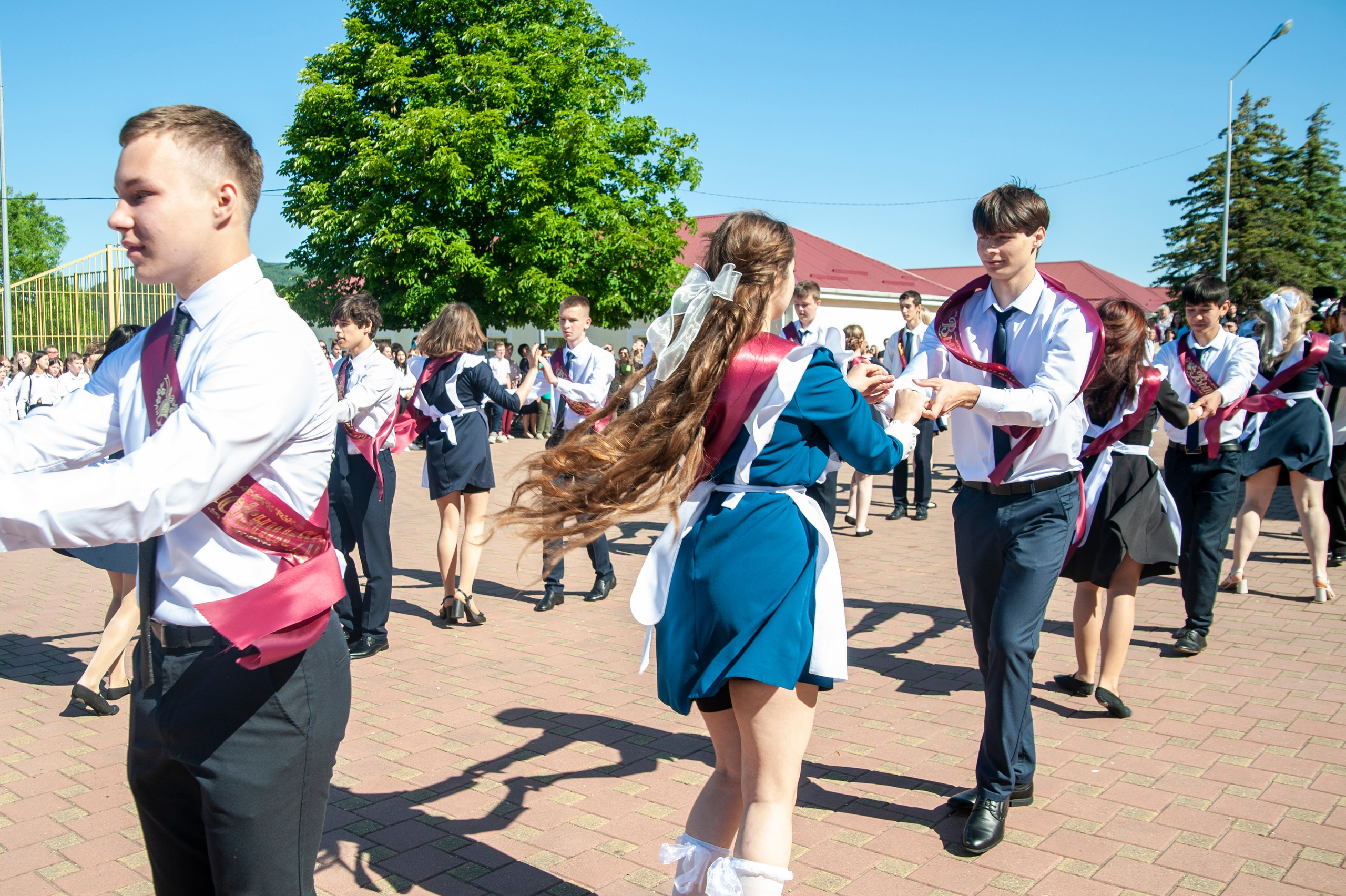 Последний Звонок МАОУ СОШ № 17 им. Эдуарда Есаяна — Архипо-Осиповка. Свадебный и семейный фотограф Денис Лукьянов в Краснодаре, Краснодарском крае и Республике Крым