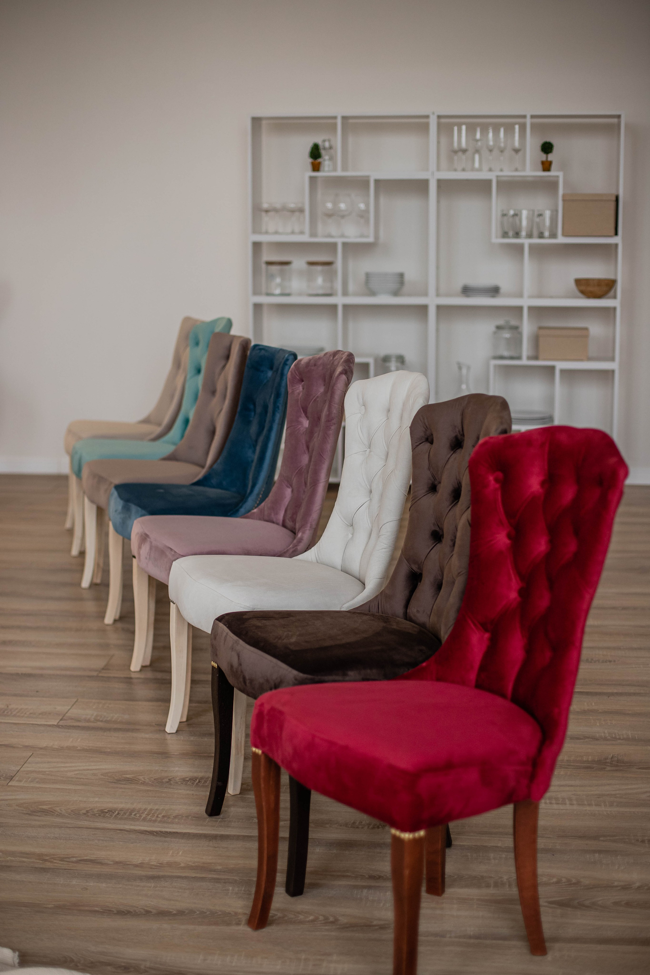 Стулья. Фотограф