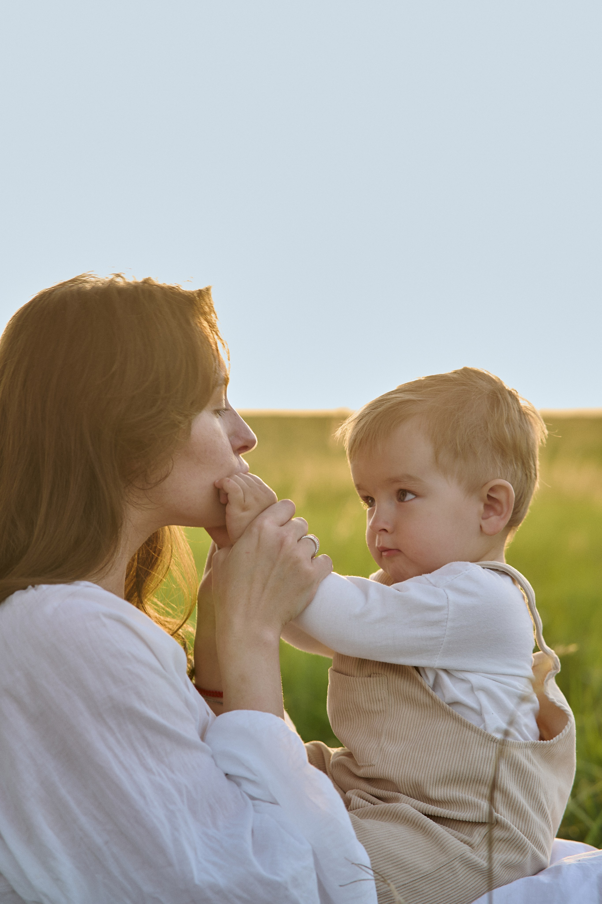 Шамиль, Аня и Марс в поле с барашками. Семейный и свадебный lifestyle-фотограф в Москве Мария Петрова