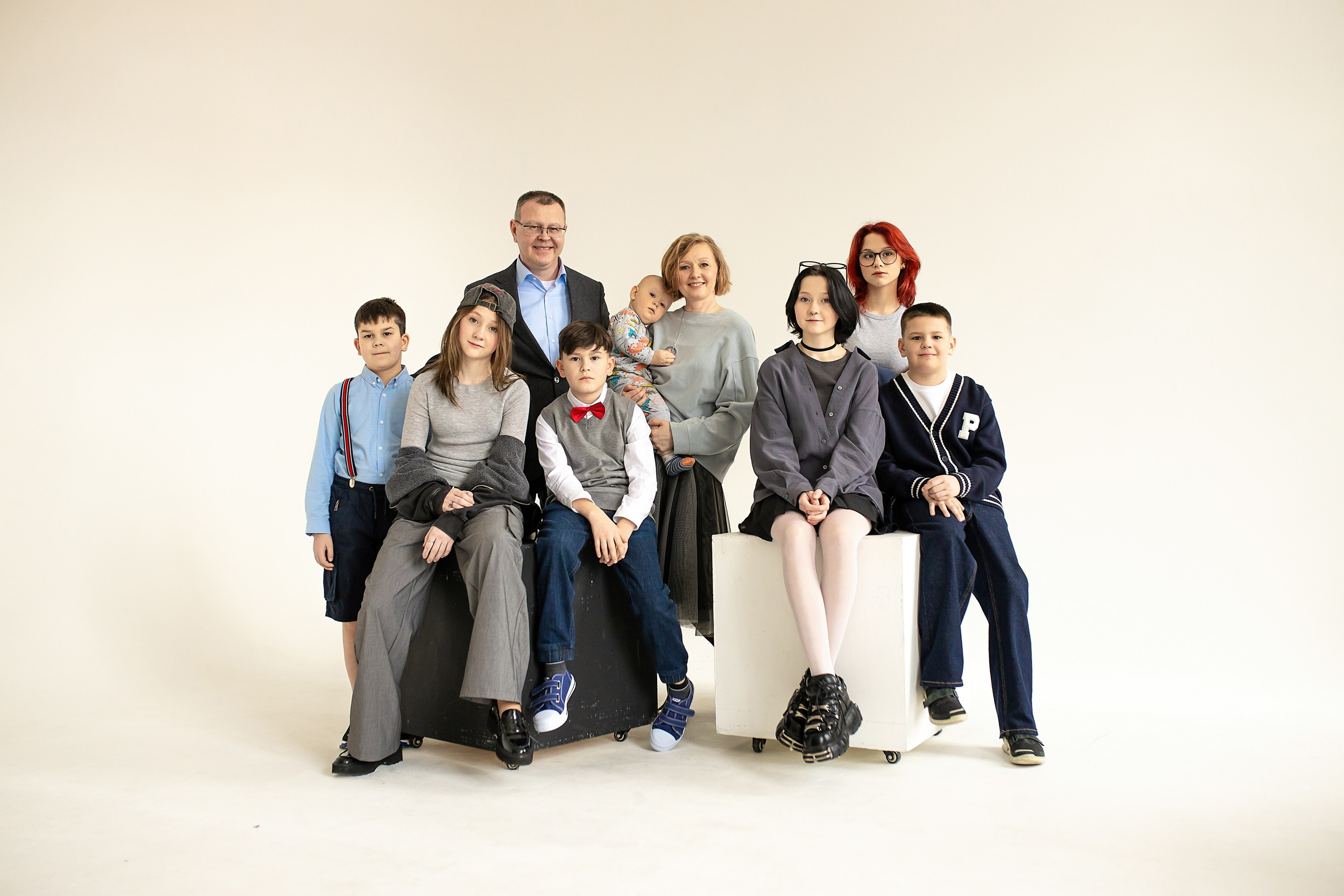 Семейная фотосессия на циклораме с естественным светом. Фотограф в Железнодорожном и Балашихе