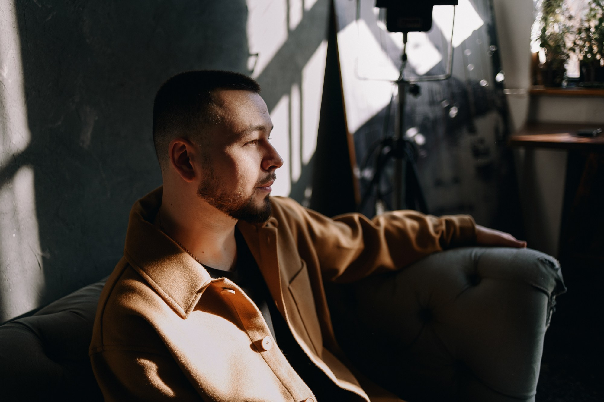 Мужской портрет в студии Тюмень — Фотосессия для мужчин | Дарья Мустафина. Портретный фотограф Тюмень Дарья Мустафина