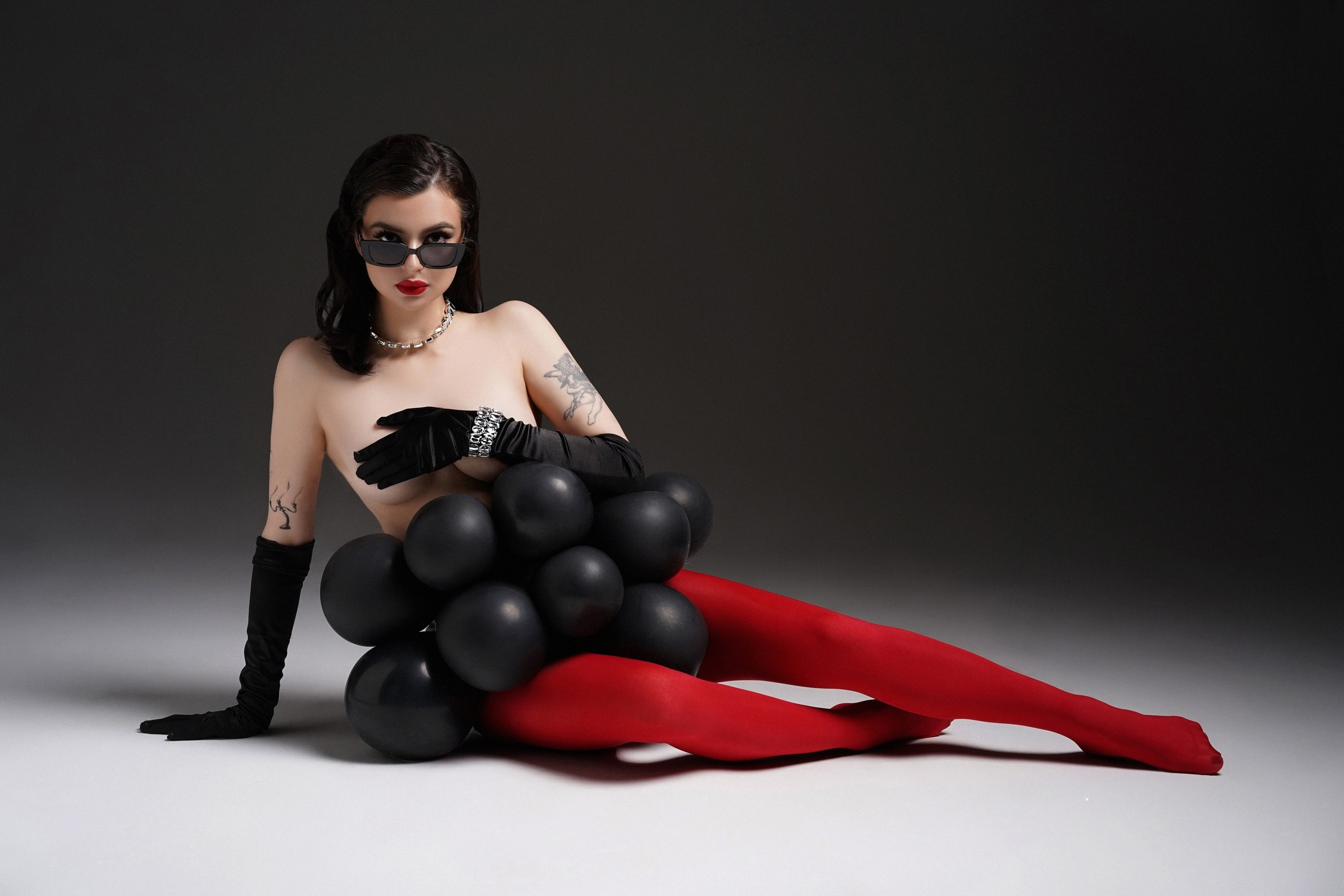 Съемка с черными шарами. Фотограф Москва Дарья Дорожинская