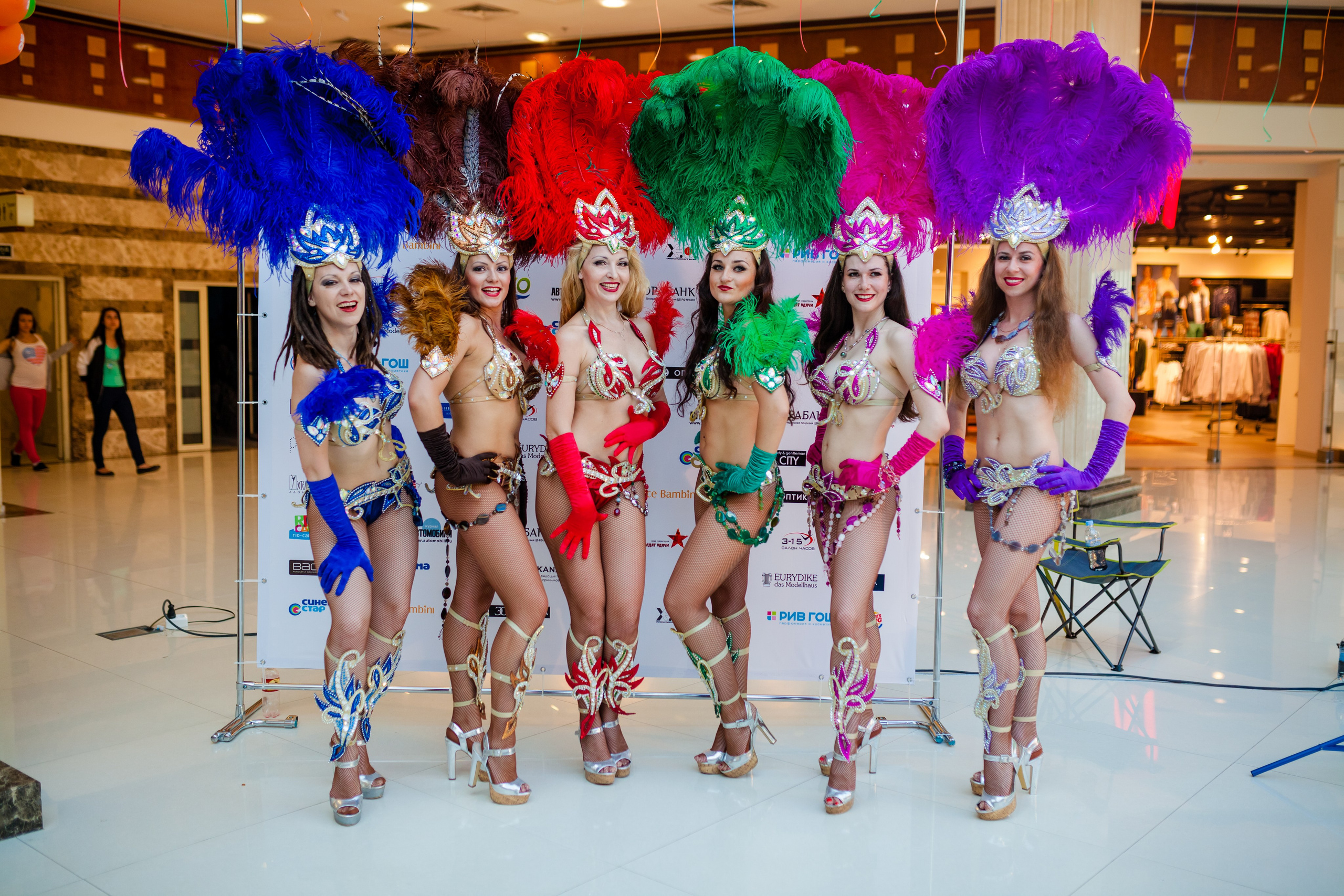 Шоу балет красивых ярких девушек на празднике в торговом центре рио