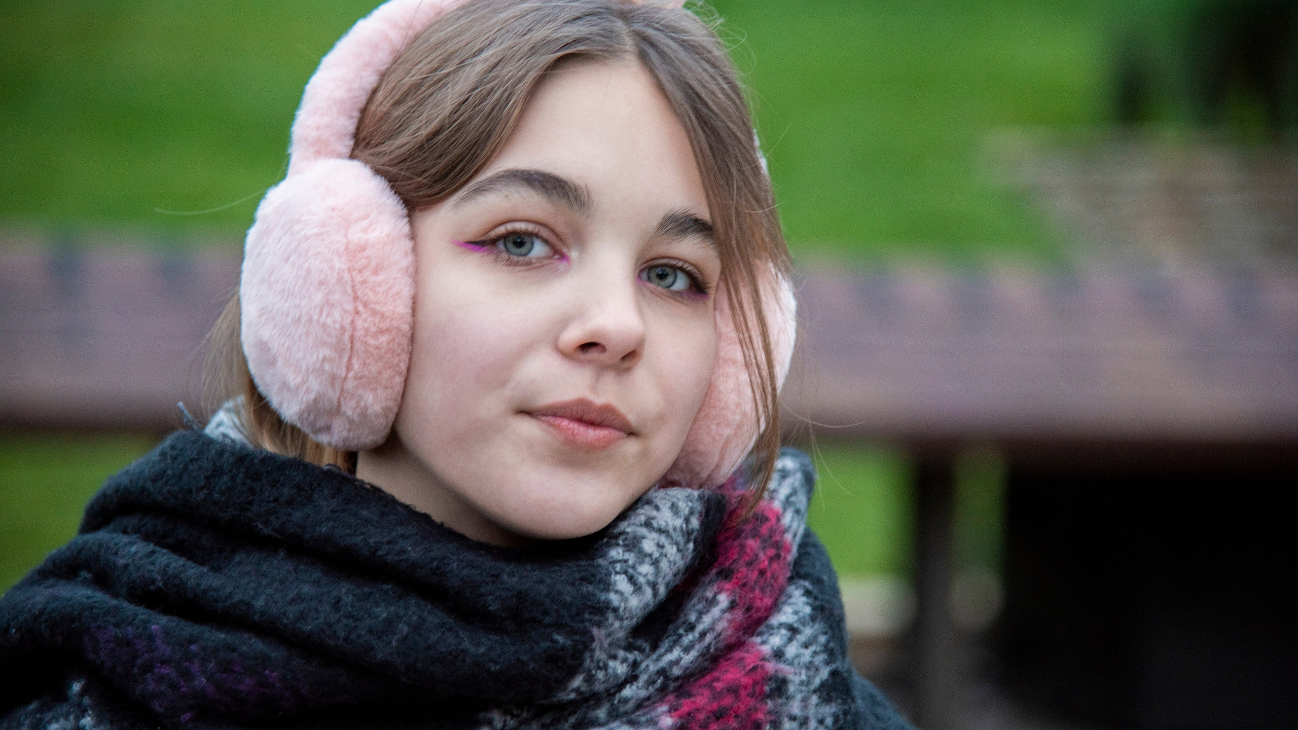 Портрет девушки, крупный план, наушники, шарф. парк лога. осень