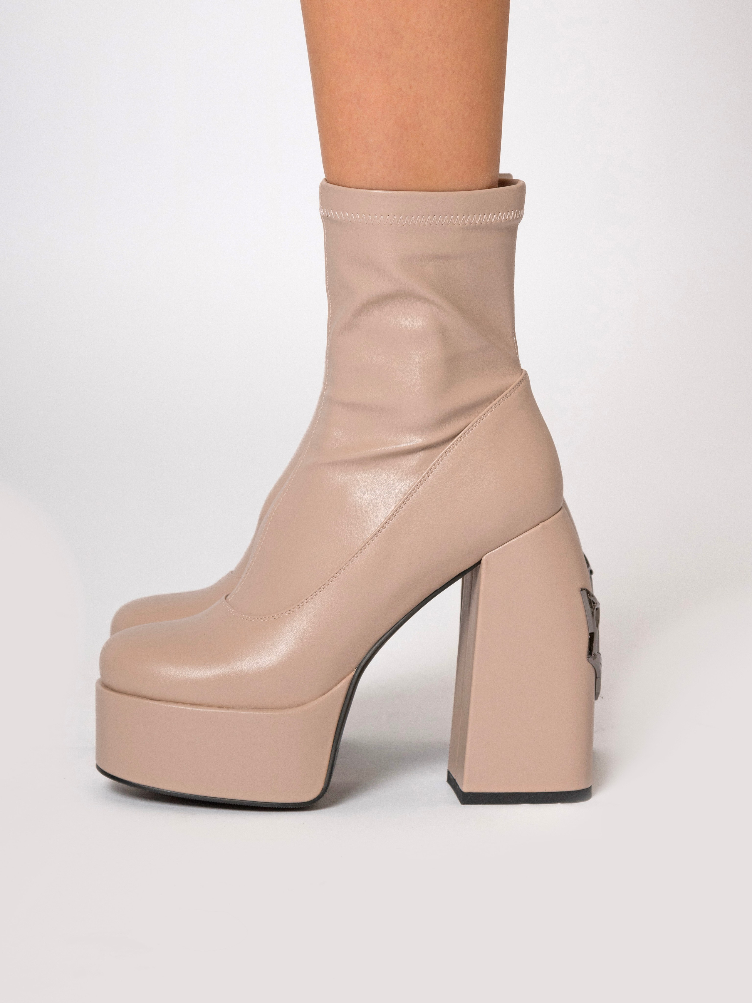 Обувь полусапожки. Фотостудия для Wildberries Ozon