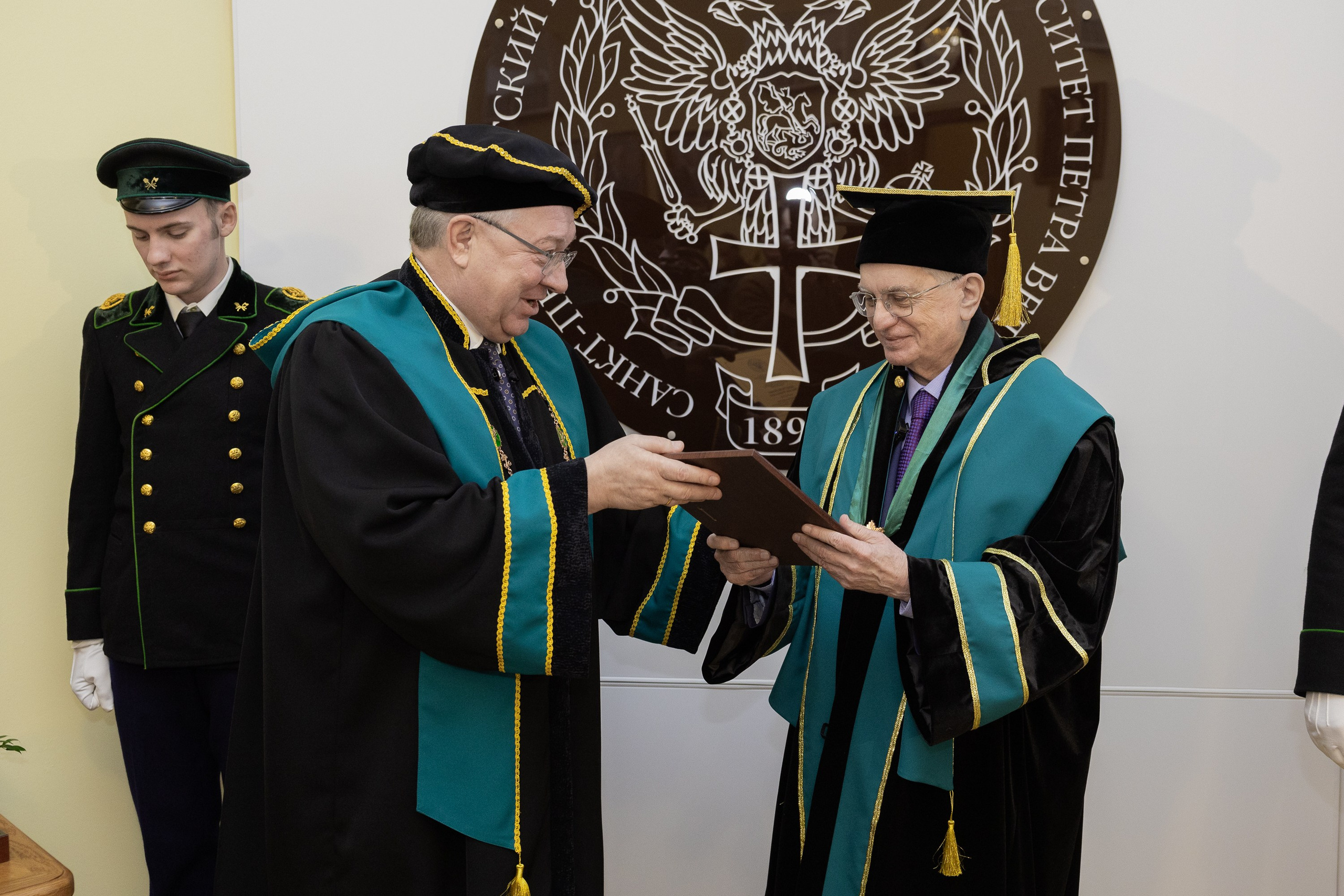 Вручения Мантия Почётного доктора директору Эрмитажа Михаилу Пиотровскому. Cup of Bib