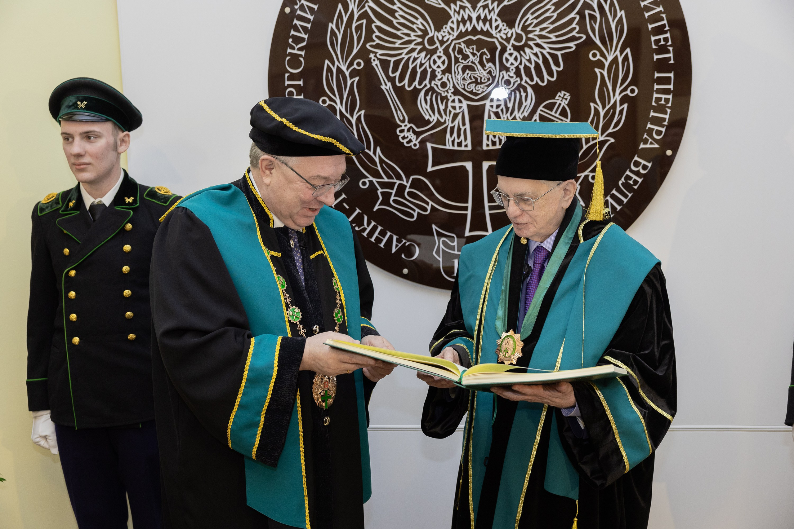 Вручения Мантия Почётного доктора директору Эрмитажа Михаилу Пиотровскому. Cup of Bib