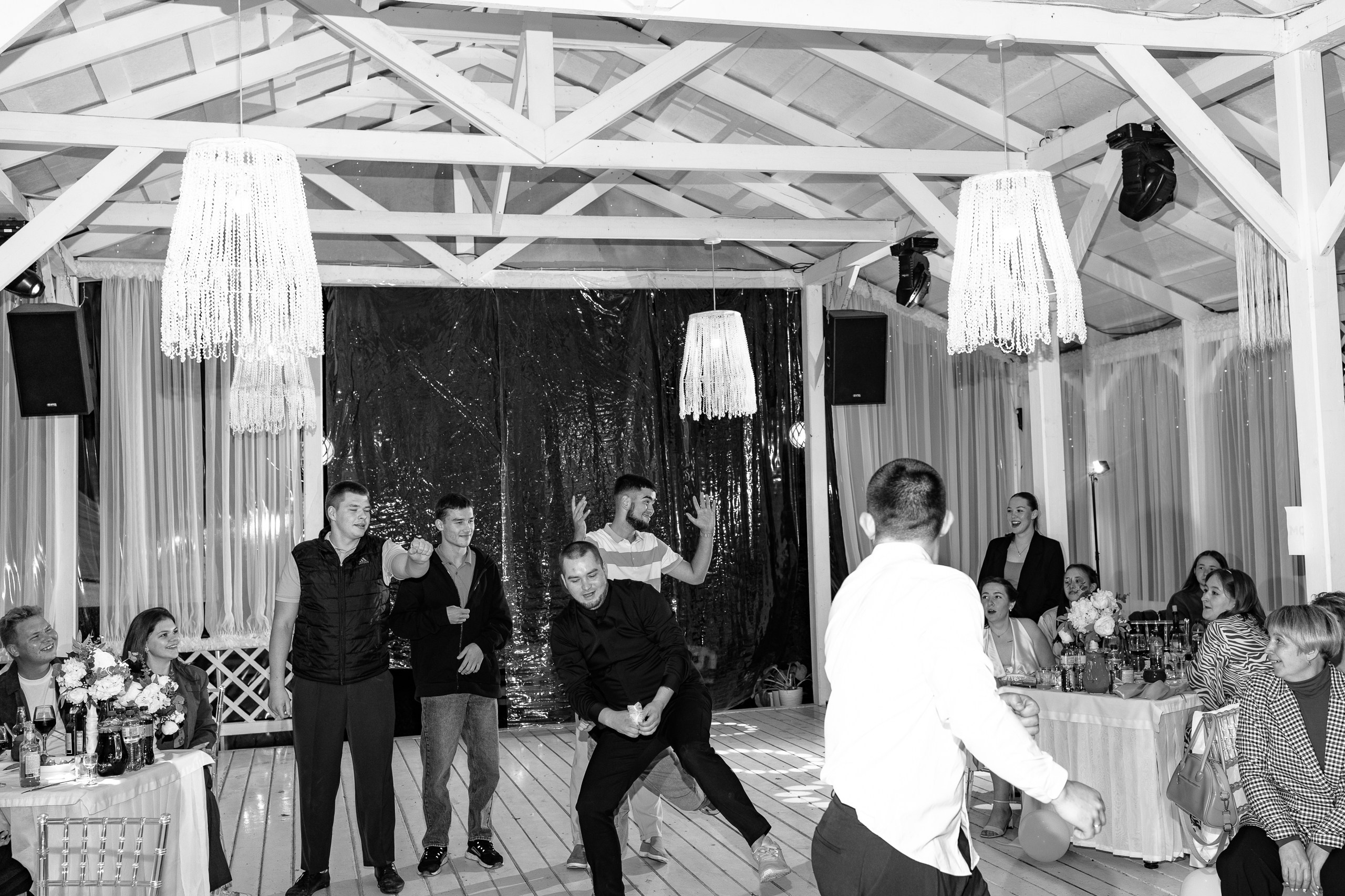 Жених бросает подвязку своим неженатым друзьям